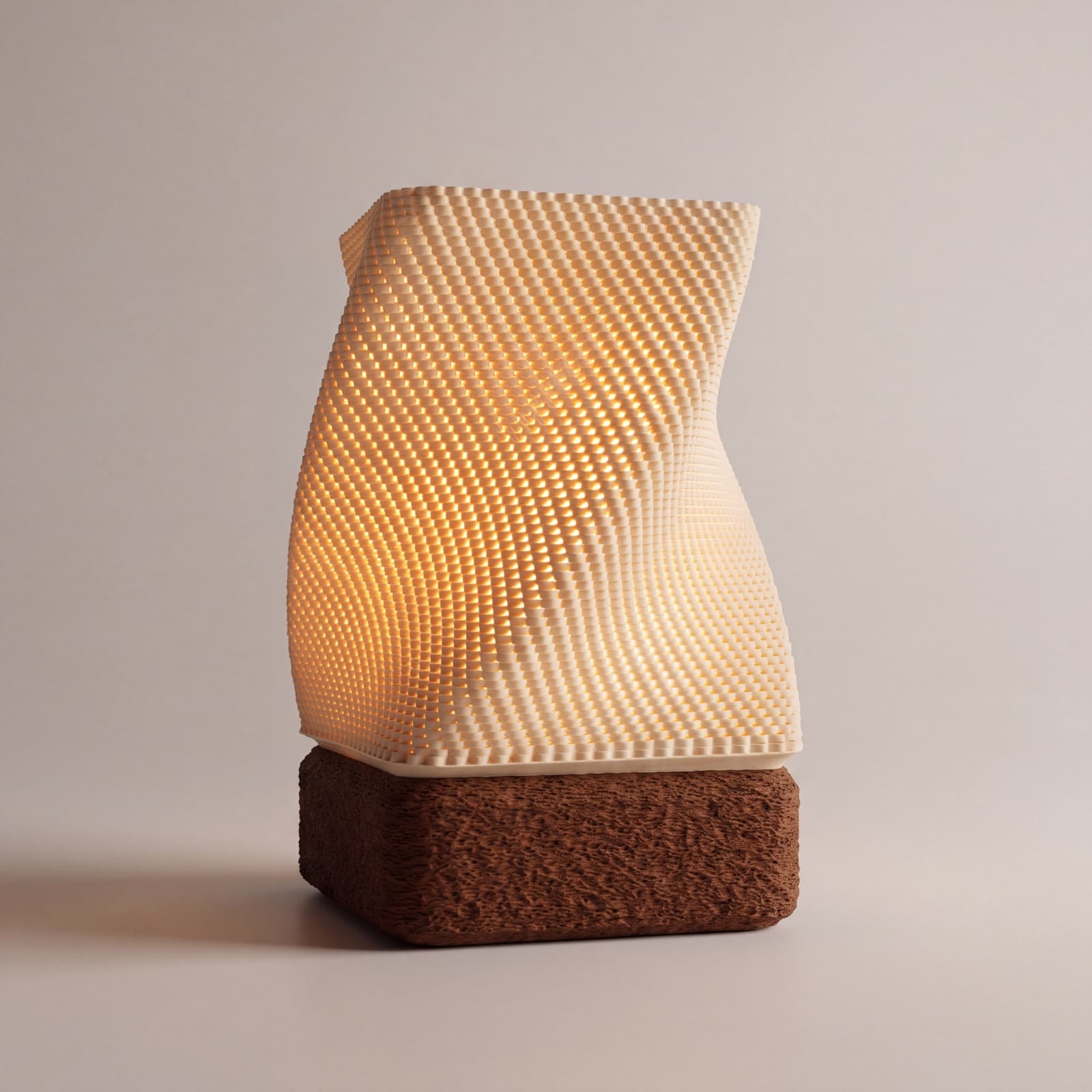 Trena – Tischlampe mit gewebtem Schirm und strukturiertem Sockel aus dem 3D-Druck