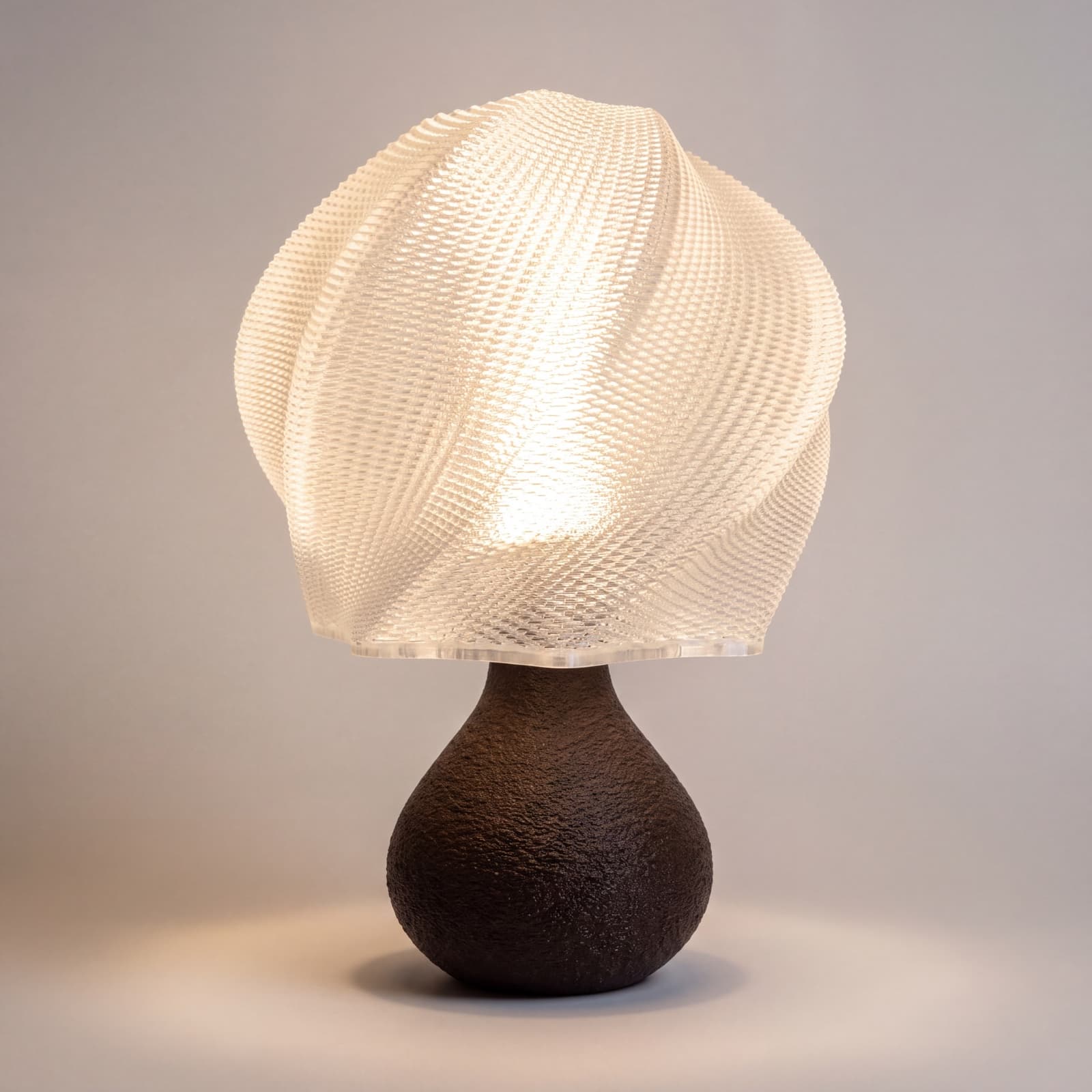Nida – Tischlampe mit transluzentem Nest-Schirm auf bauchigem Sockel aus dem 3D-Druck
