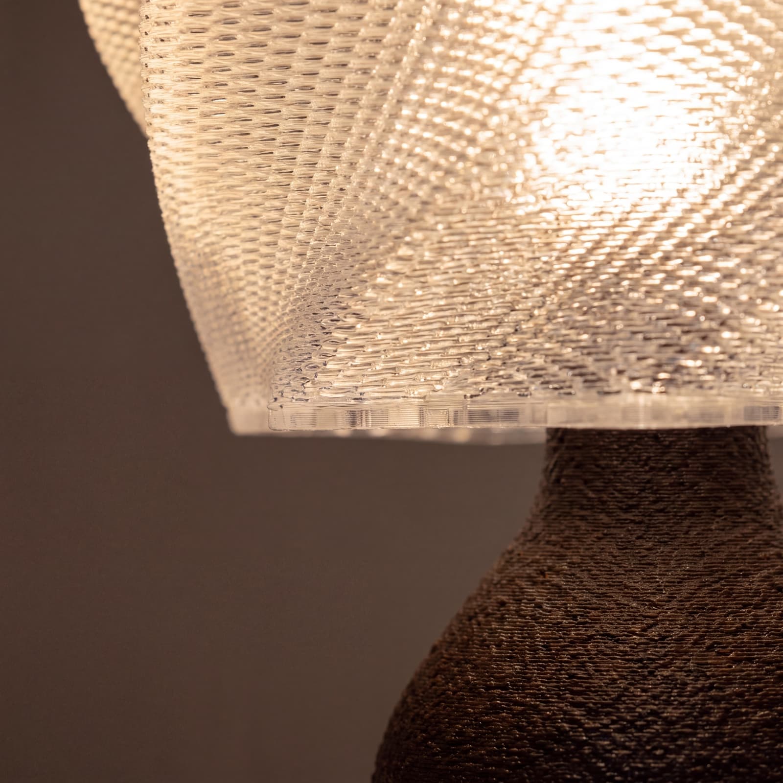 Nida – Tischlampe mit transluzentem Nest-Schirm auf bauchigem Sockel aus dem 3D-Druck 3