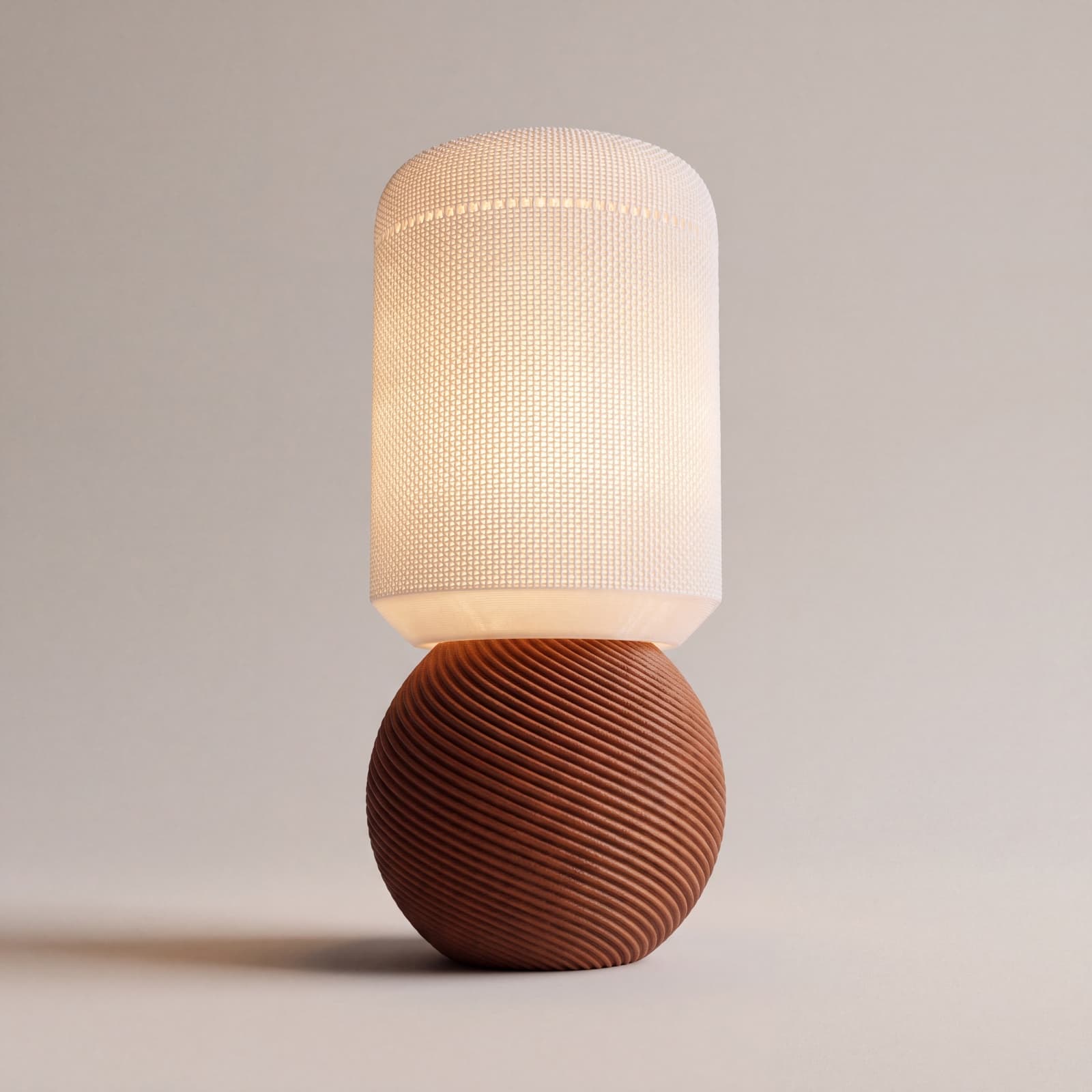 Alva – Tischlampe mit Mesh-Schirm auf Terrakotta-Kugelsockel aus dem 3D-Druck