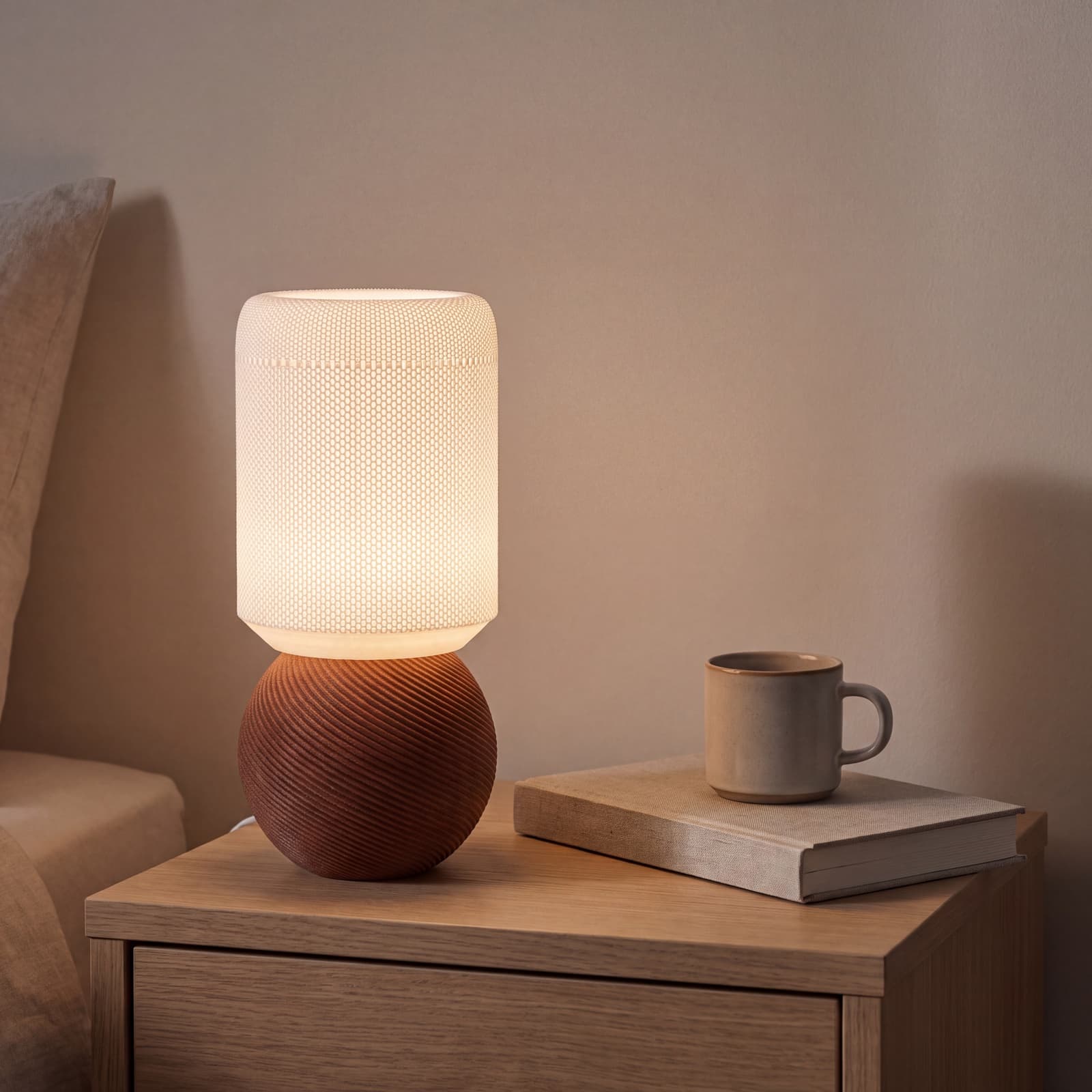 Alva – Tischlampe mit Mesh-Schirm auf Terrakotta-Kugelsockel aus dem 3D-Druck 2