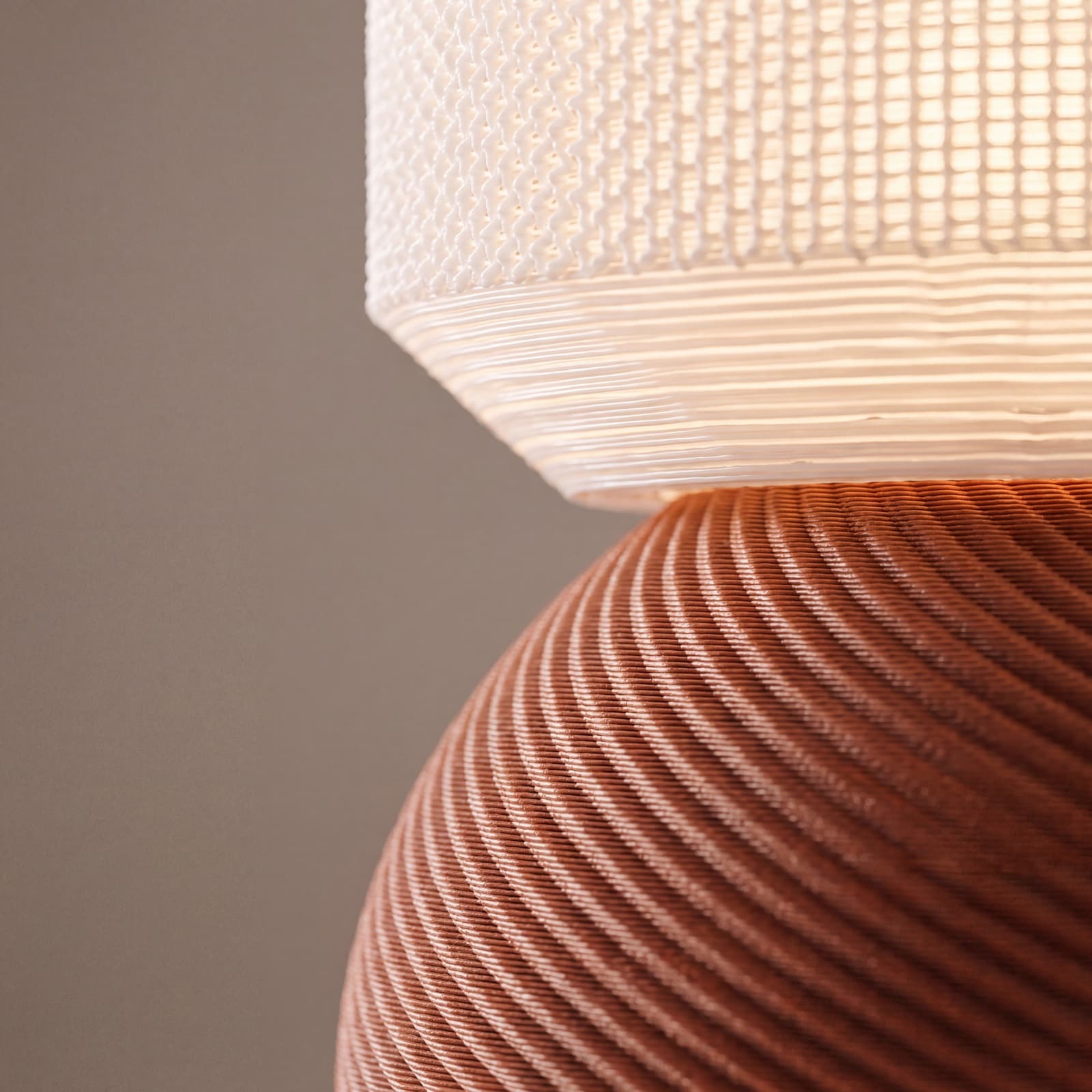 Alva – Tischlampe mit Mesh-Schirm auf Terrakotta-Kugelsockel aus dem 3D-Druck 3