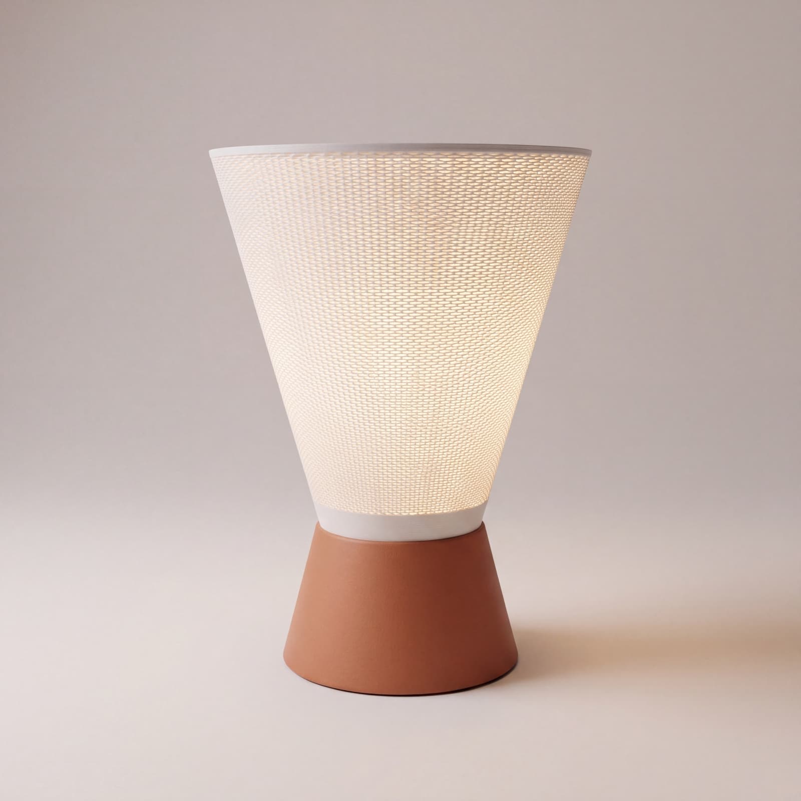 Calo – Tischlampe in Kelchform mit Mesh-Schirm und Terrakotta-Fuß aus dem 3D-Druck