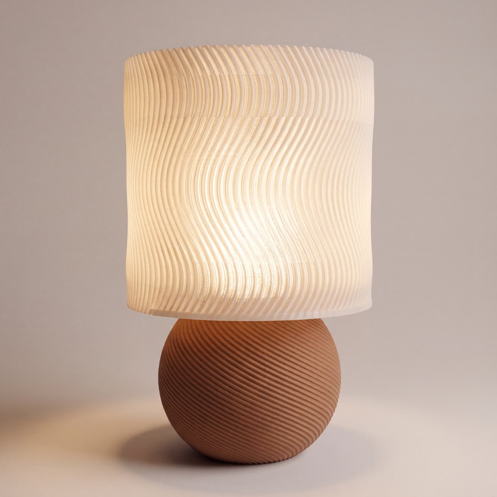 Fluvo – Tischlampe mit Wellenrelief auf Terrakotta-Kugel aus dem 3D-Druck