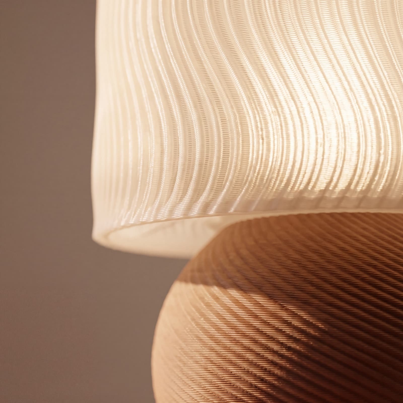 Fluvo – Tischlampe mit Wellenrelief auf Terrakotta-Kugel aus dem 3D-Druck 3