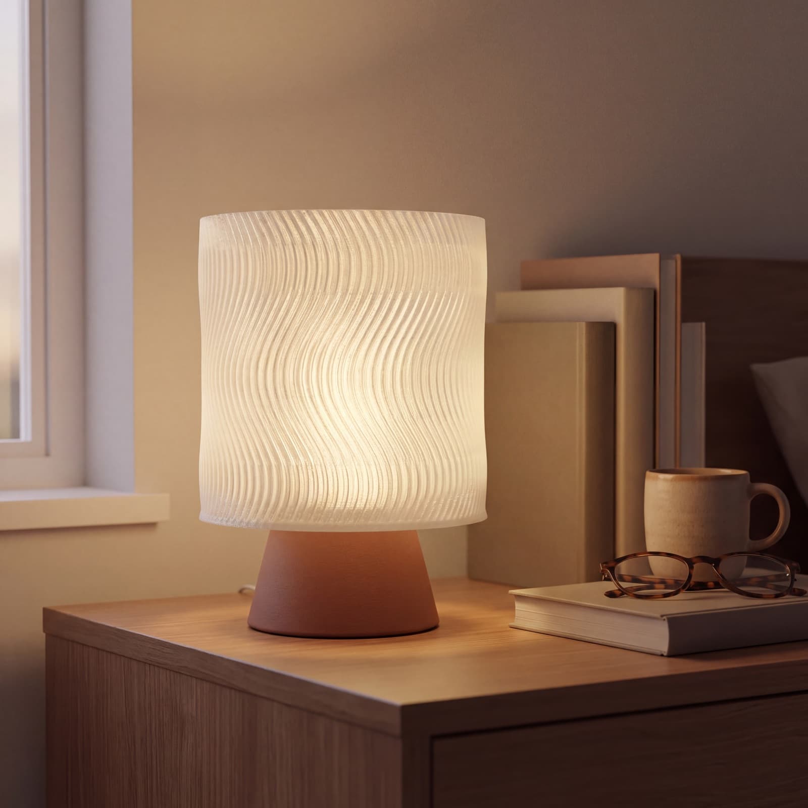 Tondo – Tischlampe mit Wellenrelief auf konischem Terrakotta-Sockel aus dem 3D-Druck 3