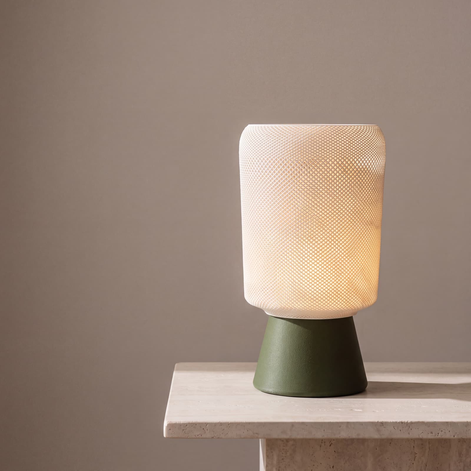 Nardo – Tischlampe mit Mesh-Schirm auf olivgrünem Kegelsockel aus dem 3D-Druck