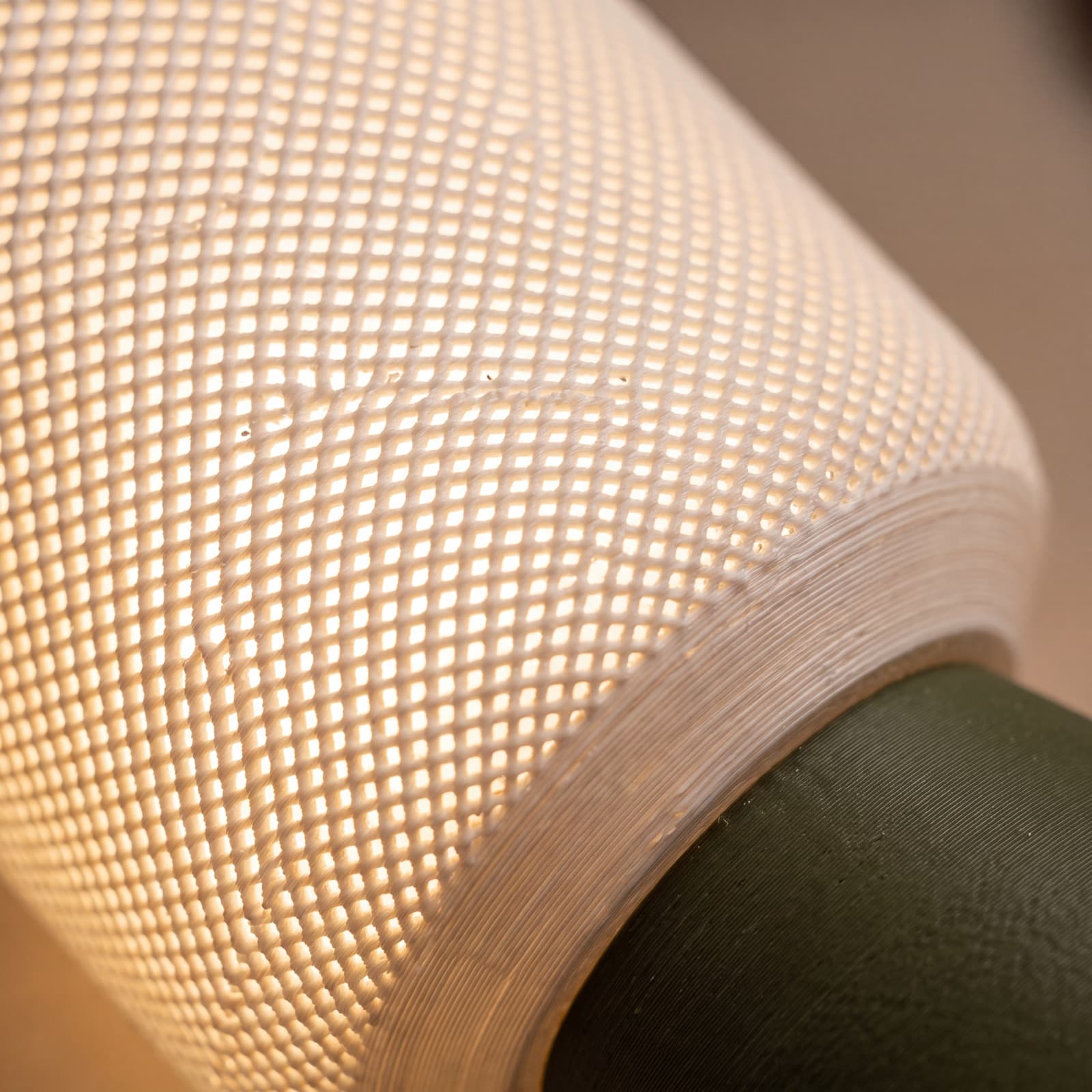 Nardo – Tischlampe mit Mesh-Schirm auf olivgrünem Kegelsockel aus dem 3D-Druck 2