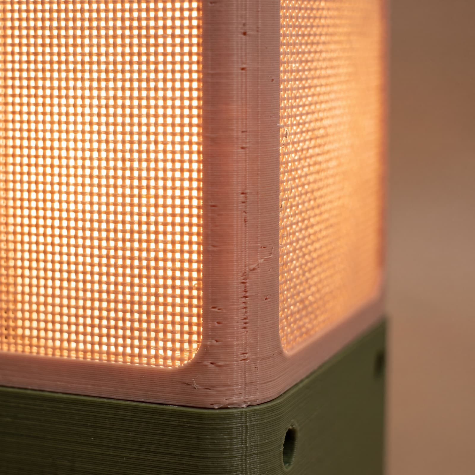 Quadro – eckige Tischlampe mit Mesh-Gehäuse auf olivgrünem Sockel aus dem 3D-Druck 2