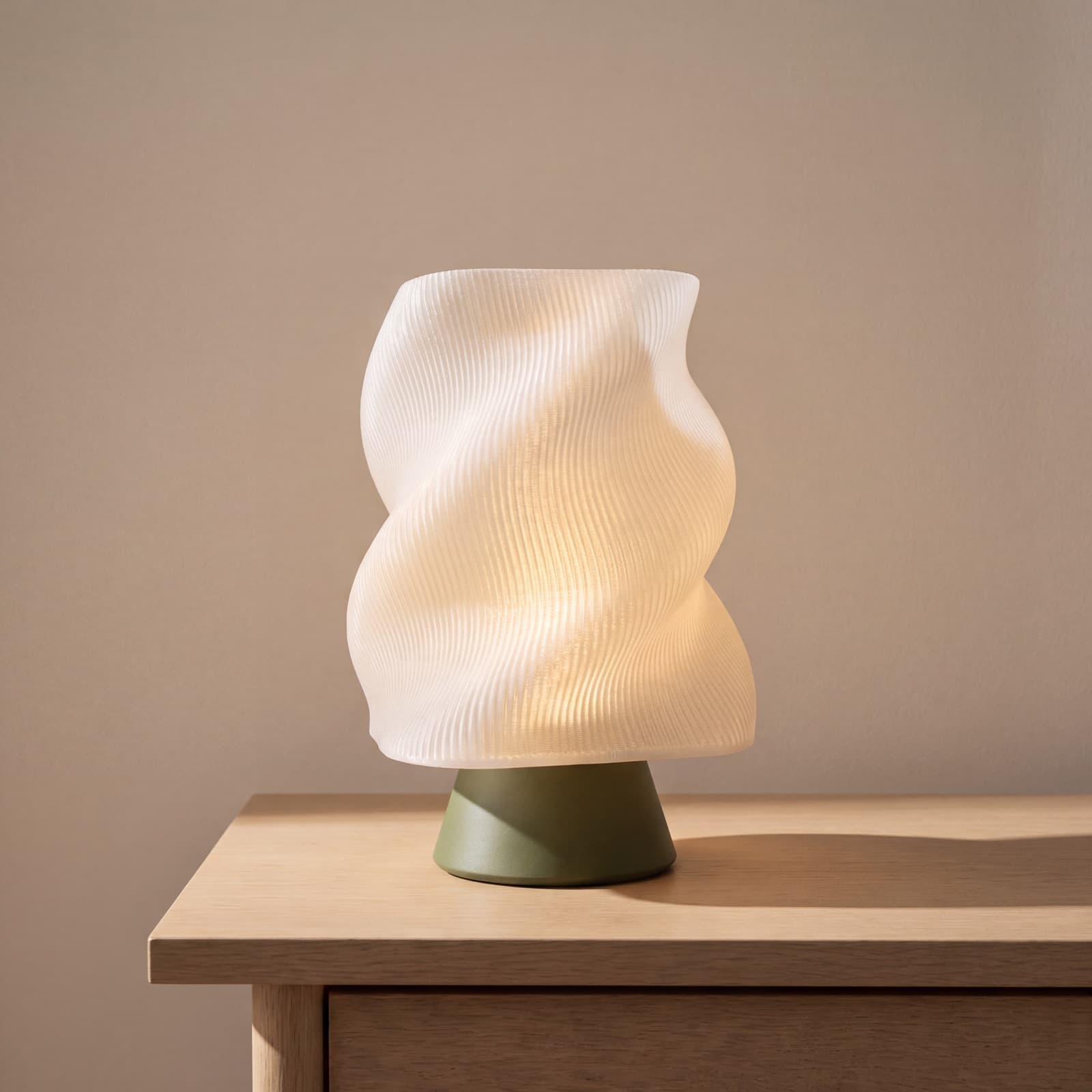 Manto – große Tischlampe mit gedrehtem Faltenschirm auf grünem Sockel aus dem 3D-Druck