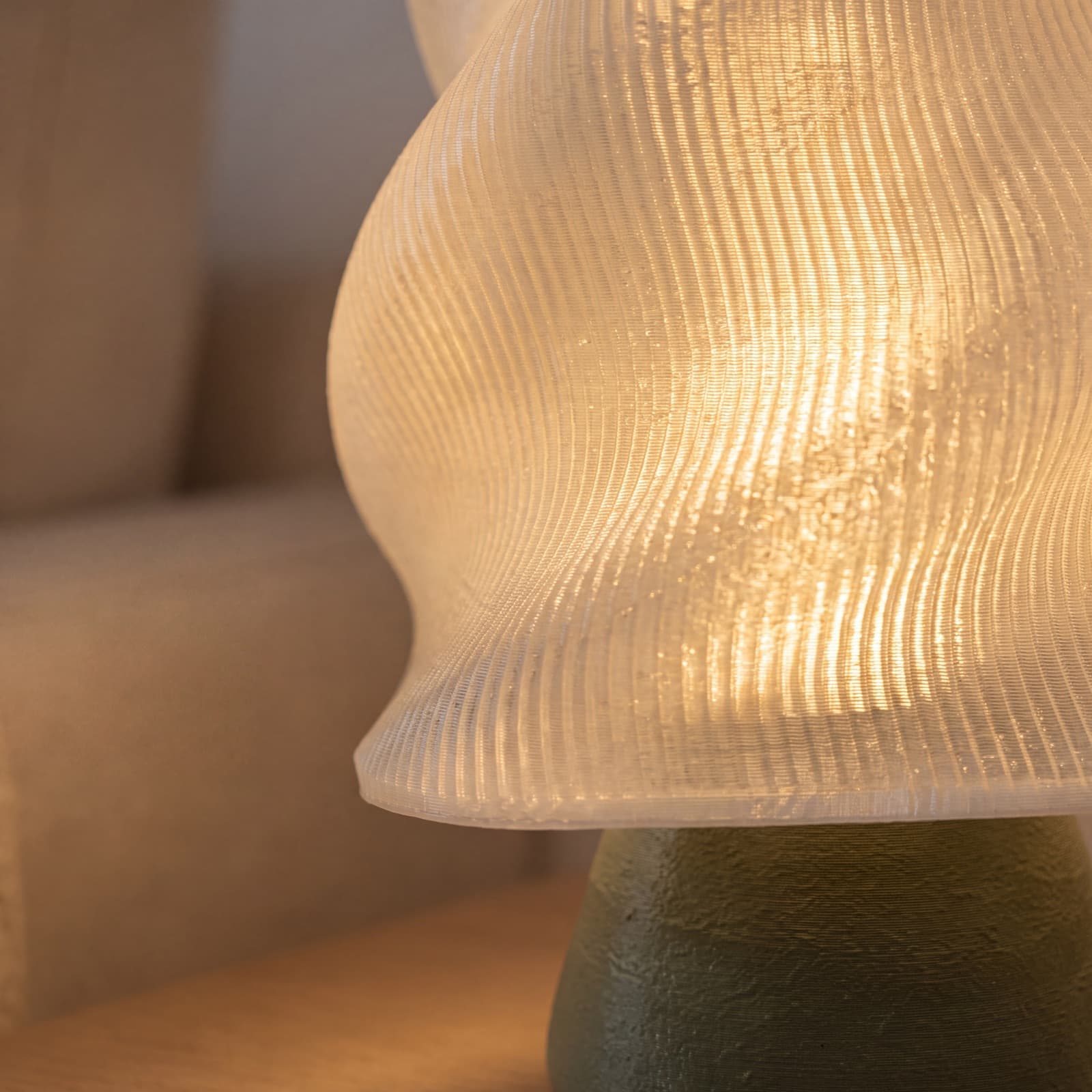 Manto – große Tischlampe mit gedrehtem Faltenschirm auf grünem Sockel aus dem 3D-Druck 2