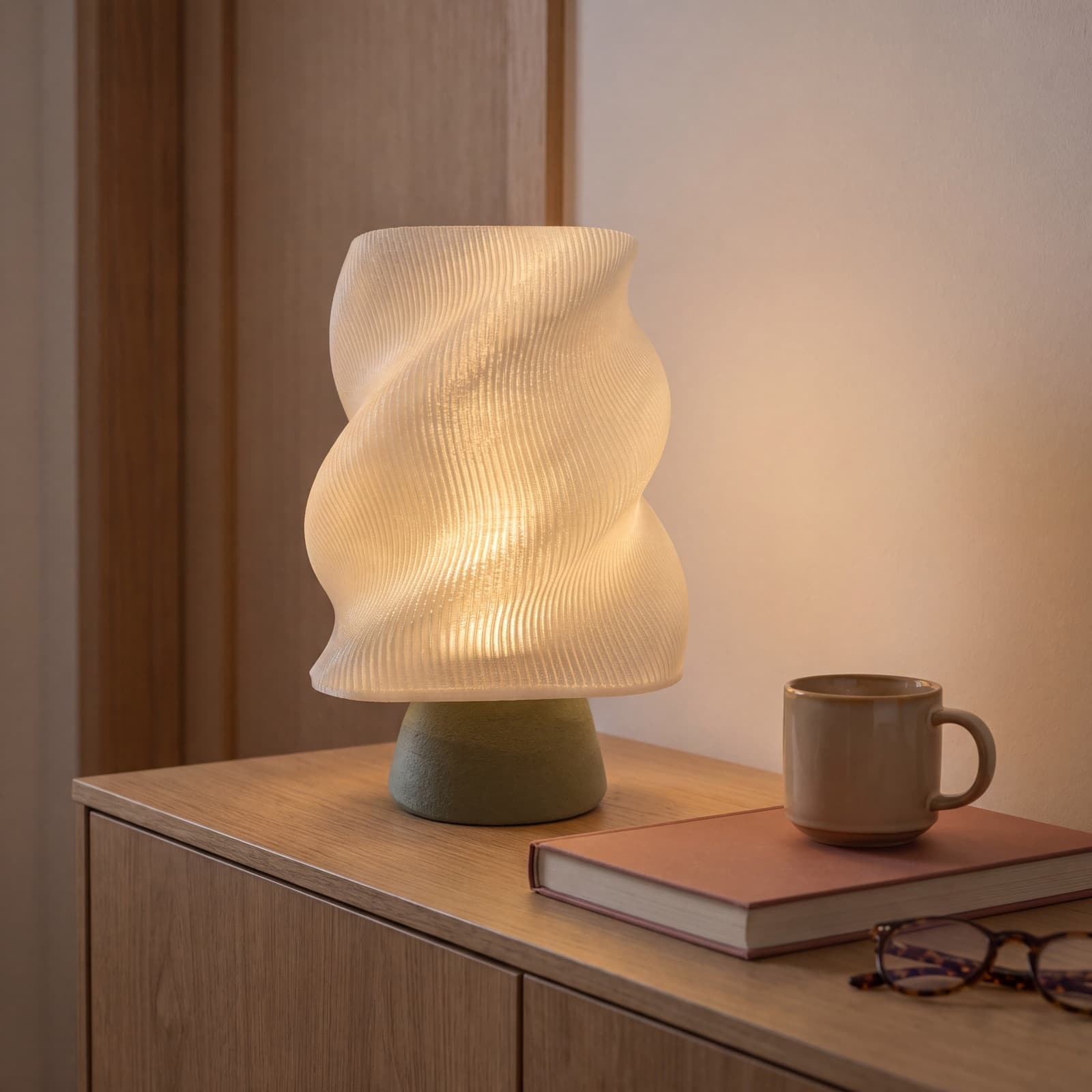 Manto – große Tischlampe mit gedrehtem Faltenschirm auf grünem Sockel aus dem 3D-Druck 3