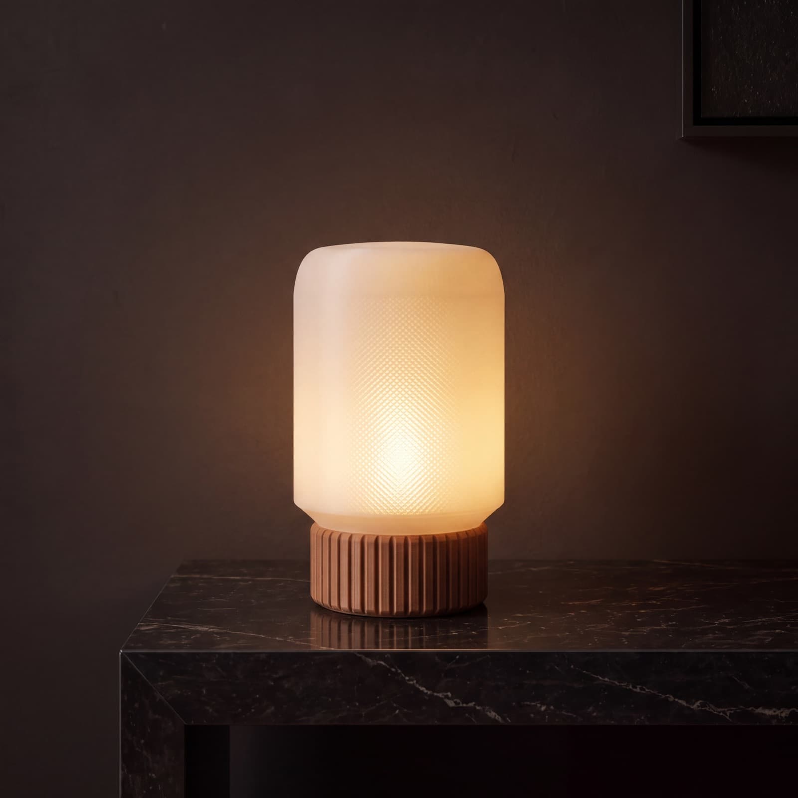 Solco – Tischlampe mit Kreuzrippen-Lichtmuster auf geripptem Terrakotta-Sockel aus dem 3D-Druck