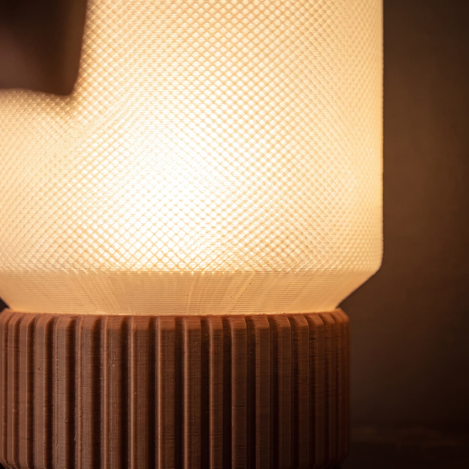 Solco – Tischlampe mit Kreuzrippen-Lichtmuster auf geripptem Terrakotta-Sockel aus dem 3D-Druck 2
