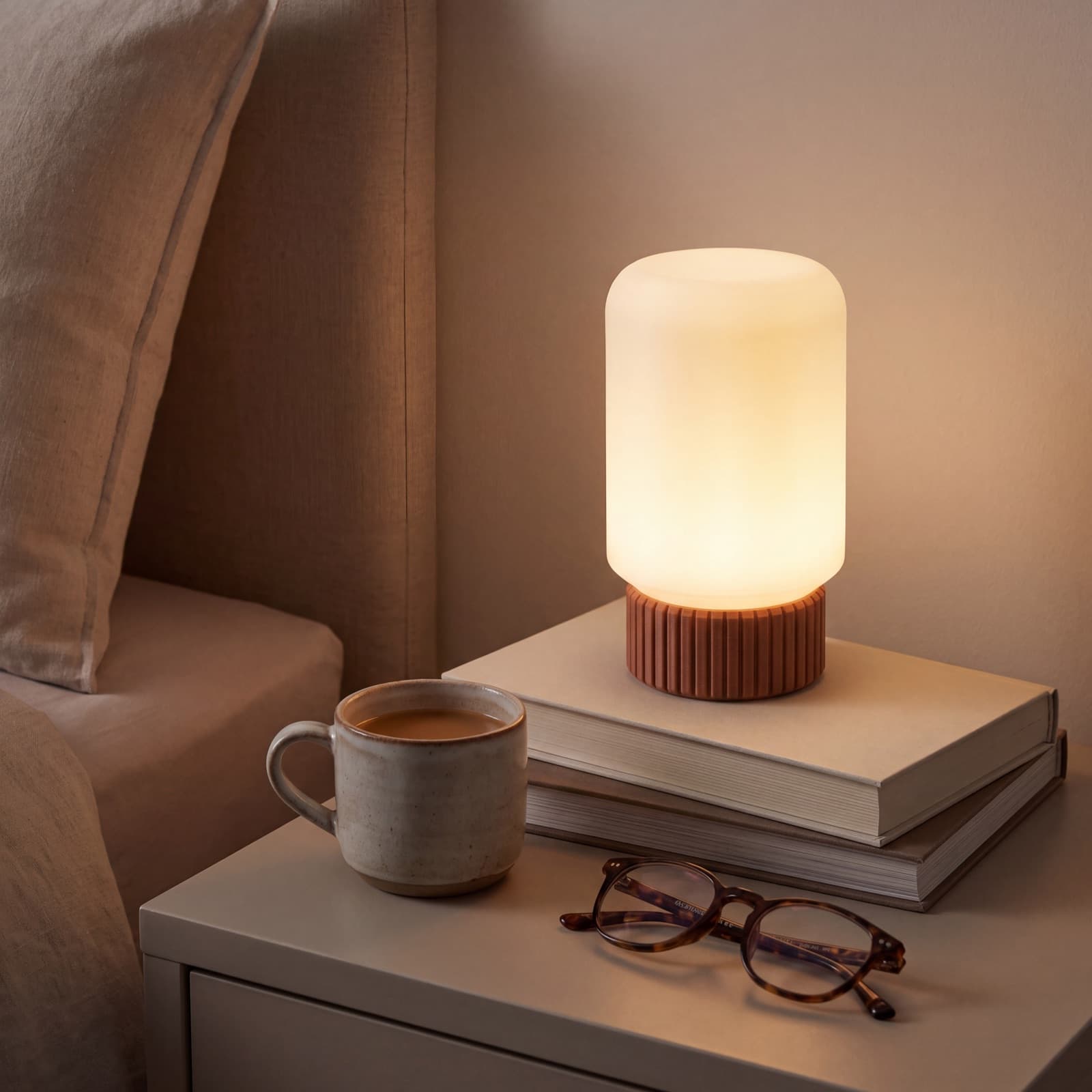 Solco – Tischlampe mit Kreuzrippen-Lichtmuster auf geripptem Terrakotta-Sockel aus dem 3D-Druck 3