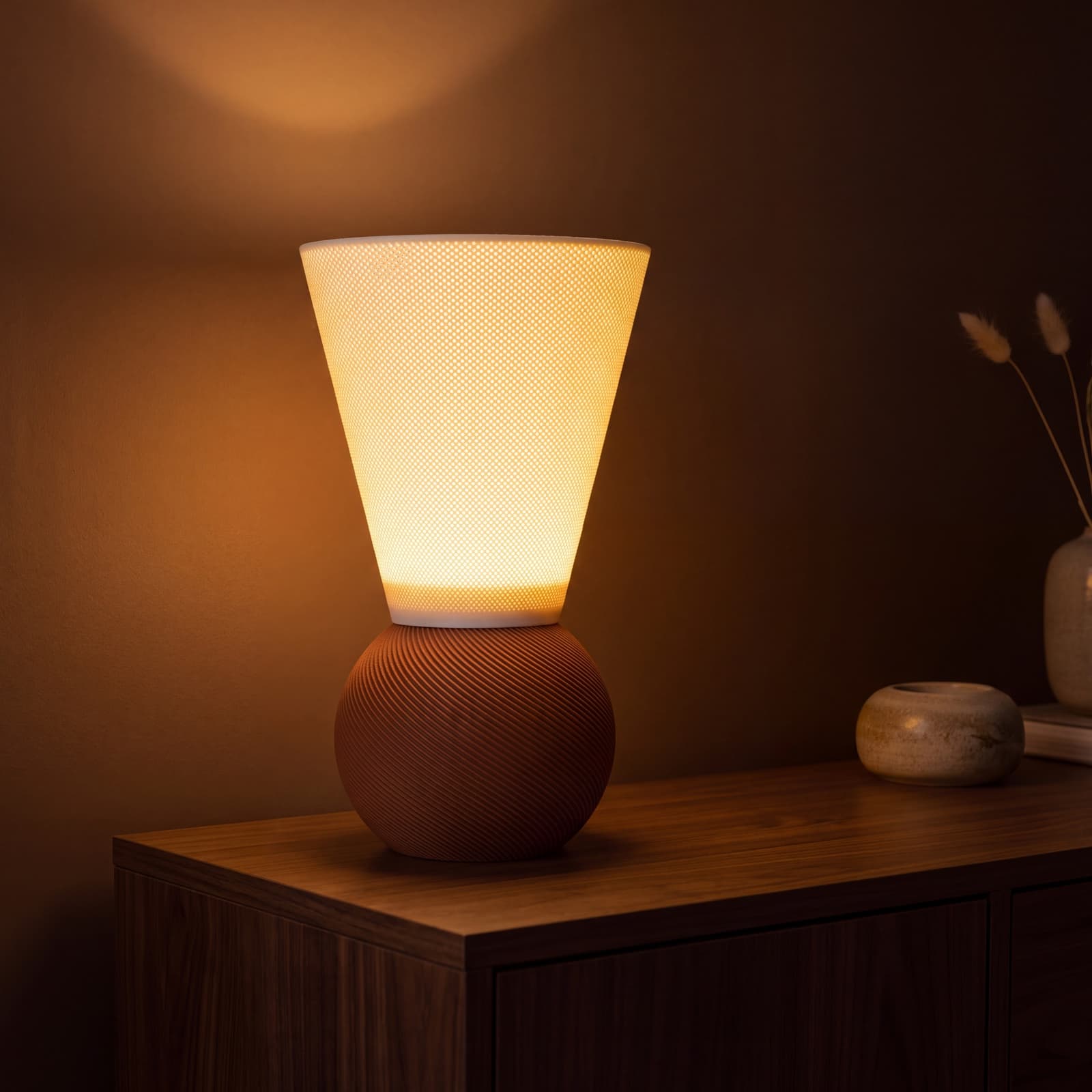 Faro – Tischlampe mit Trichterschirm auf gerillter Terrakotta-Kugel aus dem 3D-Druck