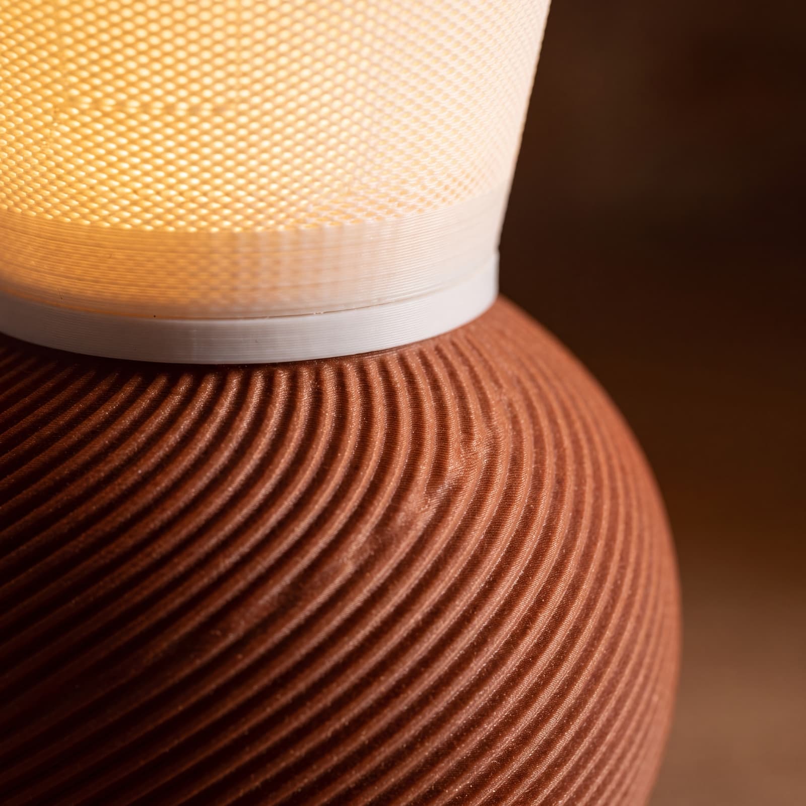 Faro – Tischlampe mit Trichterschirm auf gerillter Terrakotta-Kugel aus dem 3D-Druck 3