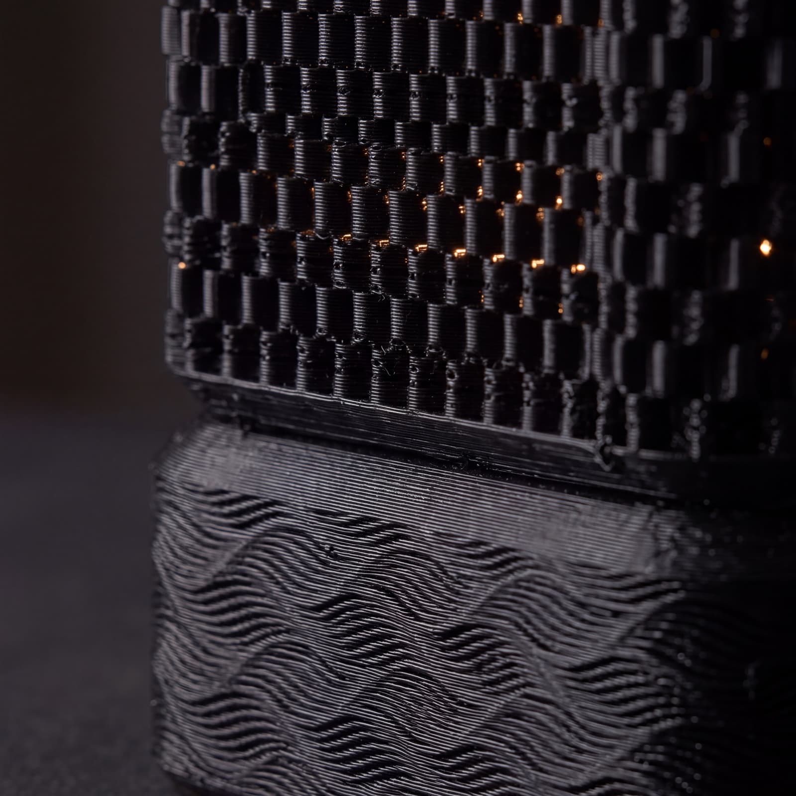 Nero – schwarze Stimmungsleuchte mit feiner Noppenstruktur auf Wellensockel aus dem 3D-Druck 3