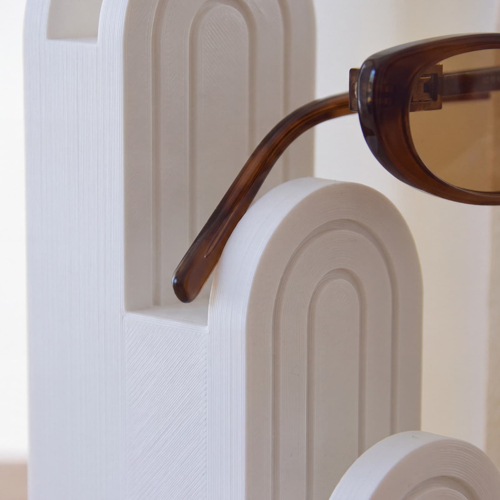 Visto – Sonnenbrillen-Display im Bogen-Design für bis zu drei Brillen aus dem 3D-Druck 3
