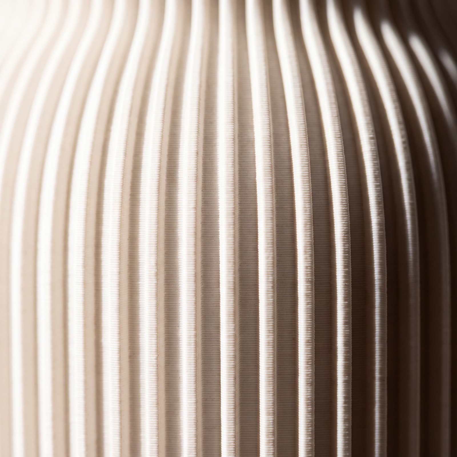 Stratos – hohe Säulenvase mit feinen Rippen aus dem 3D-Druck 3
