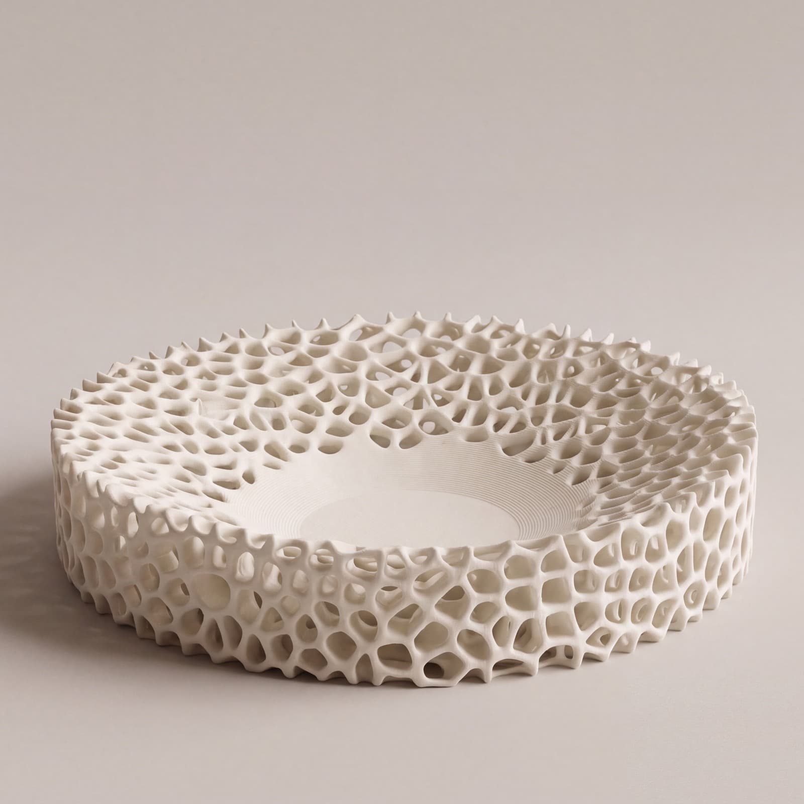 Cesto – flache Gitterschale mit Voronoi-Struktur aus dem 3D-Druck