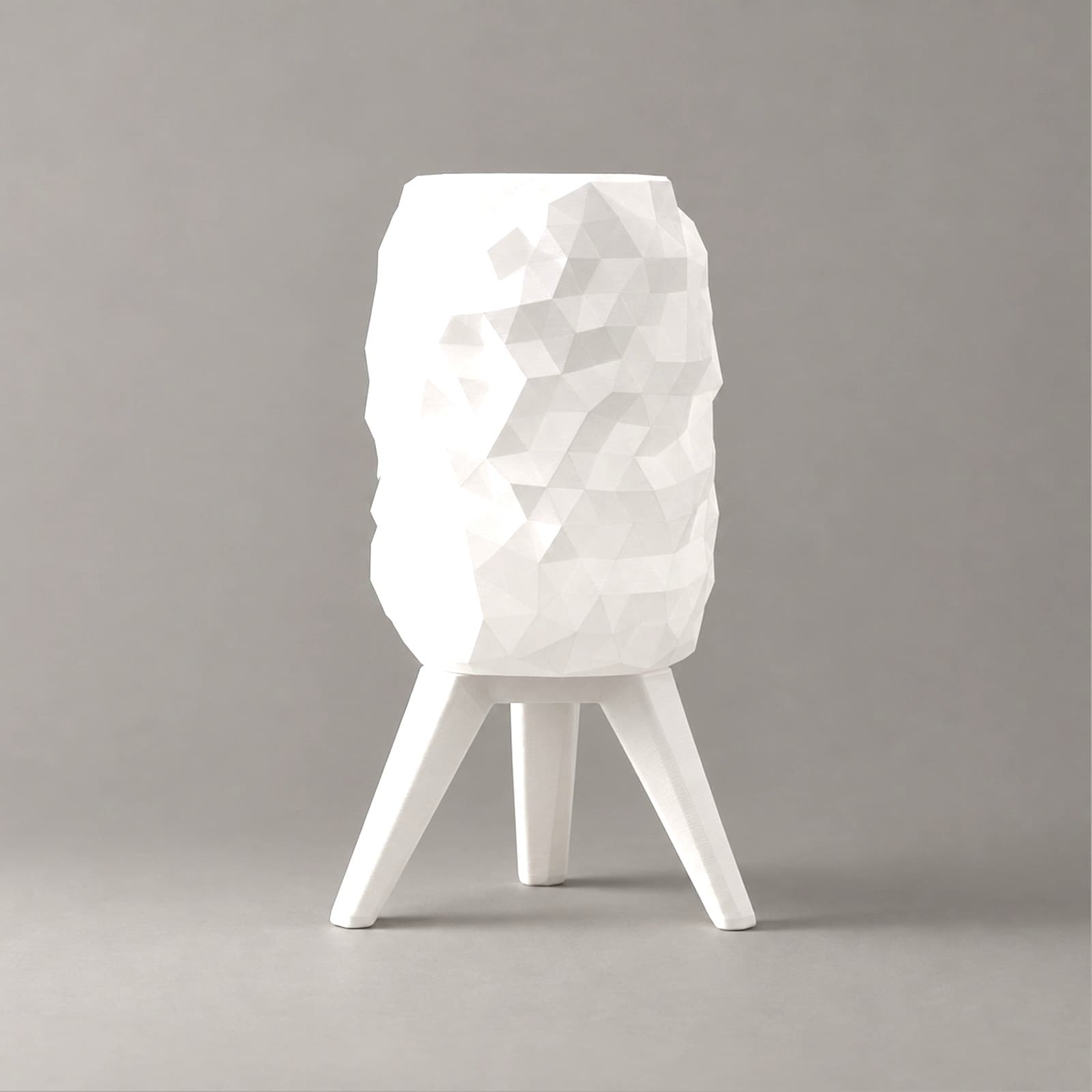 Cima – Tischleuchte mit facettiertem Schirm auf Dreibein aus dem 3D-Druck