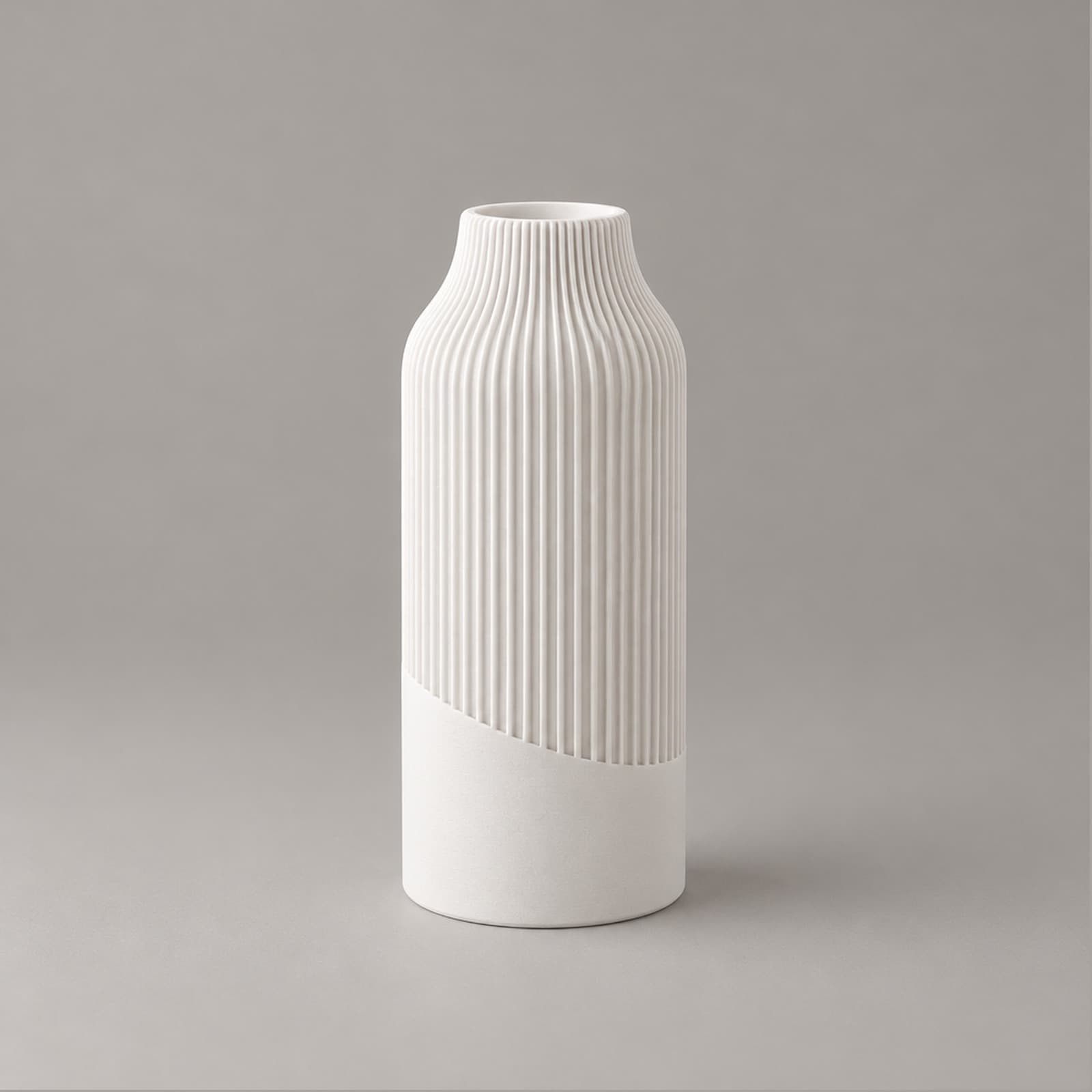 Stria – schlanke Zylindervase mit diagonaler Rippenteilung aus dem 3D-Druck