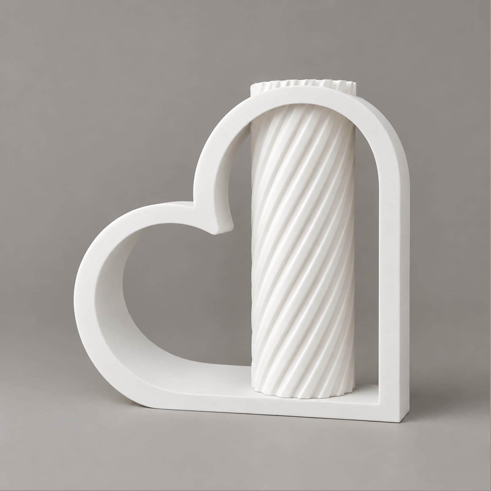 Cuore – Herzrahmen mit gedreht gerippter Einsatzvase aus dem 3D-Druck