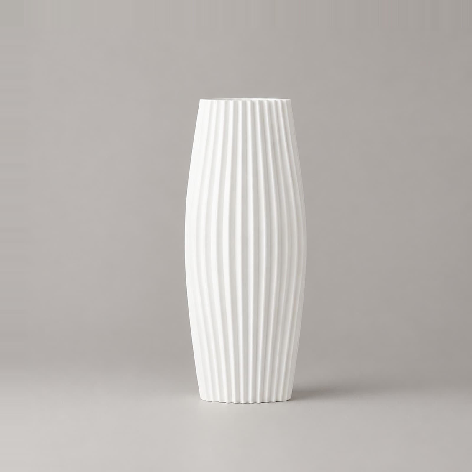 Triplo – hohe Tonnenvase mit feiner senkrechter Rippung aus dem 3D-Druck