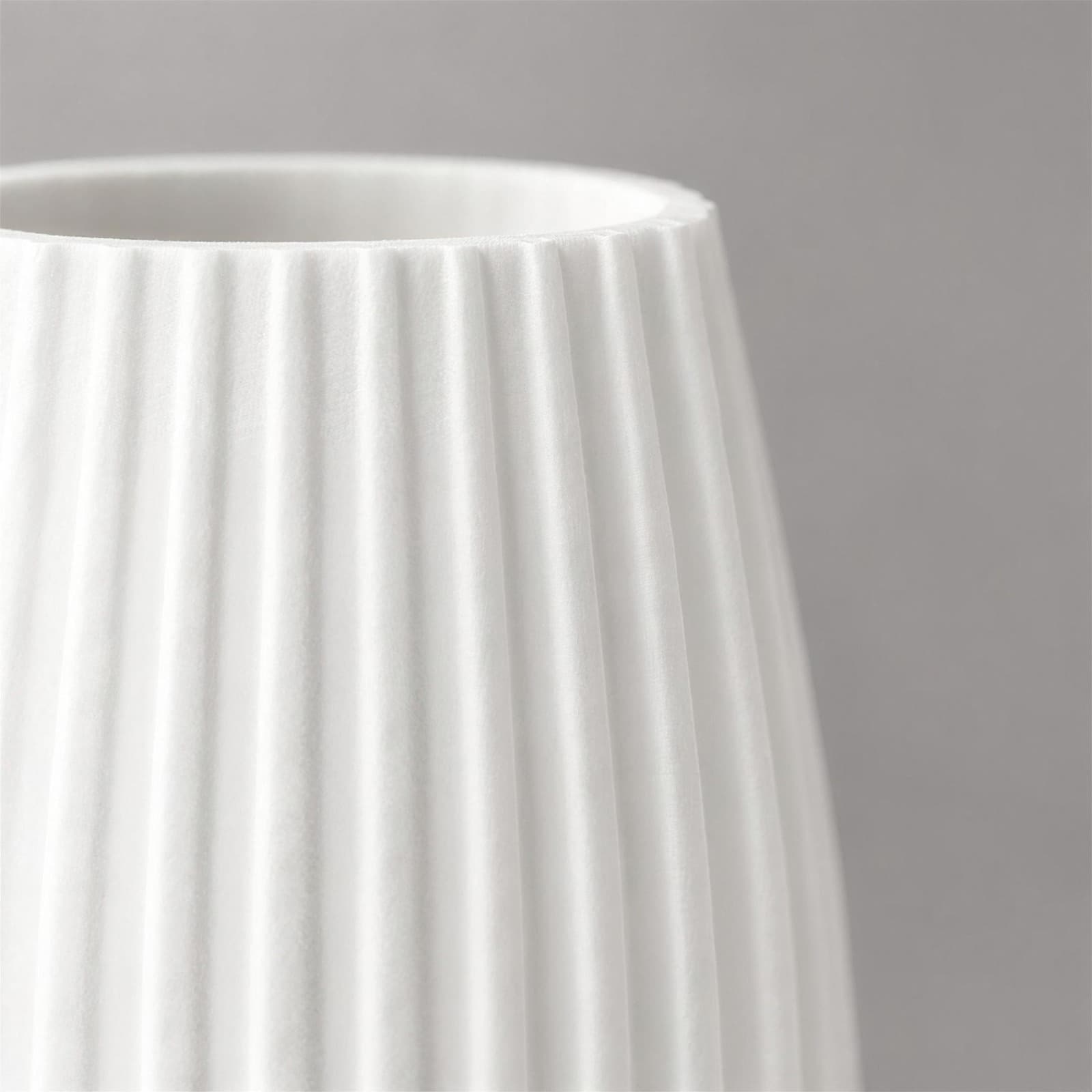 Triplo – hohe Tonnenvase mit feiner senkrechter Rippung aus dem 3D-Druck 3
