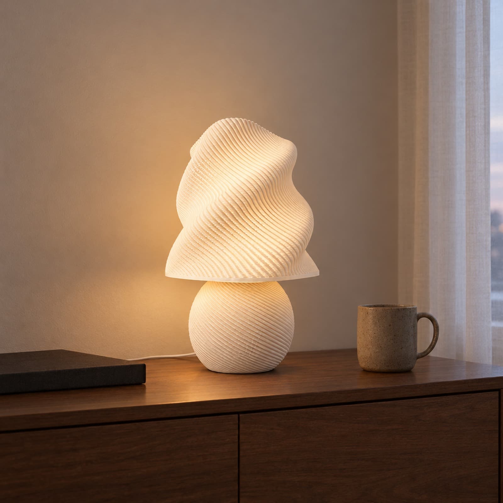 Collina – USB-Tischlampe mit gewelltem Schirm auf rundem Sockel aus dem 3D-Druck 2