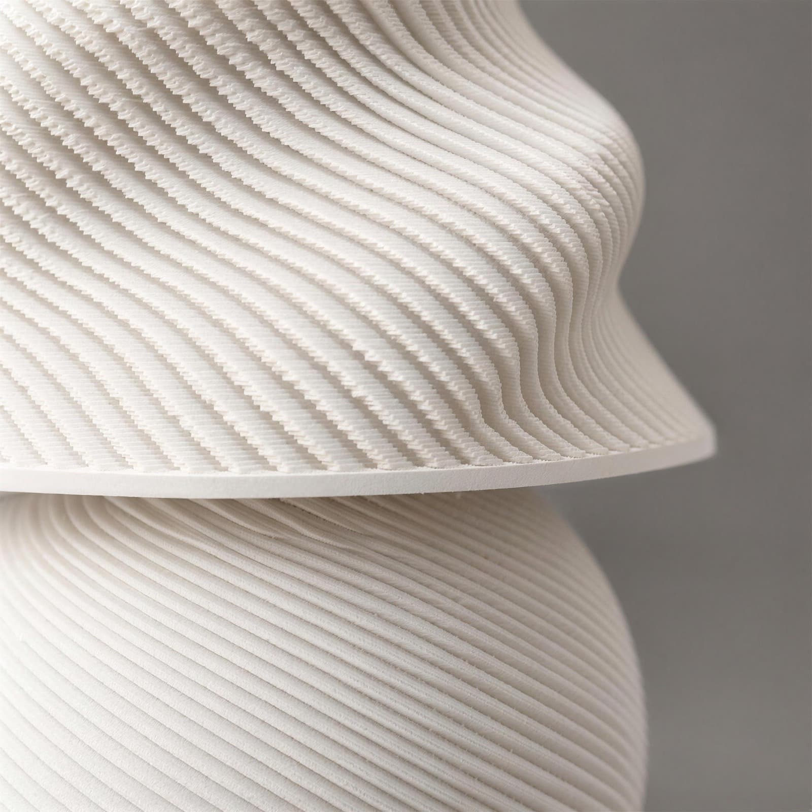 Collina – USB-Tischlampe mit gewelltem Schirm auf rundem Sockel aus dem 3D-Druck 3
