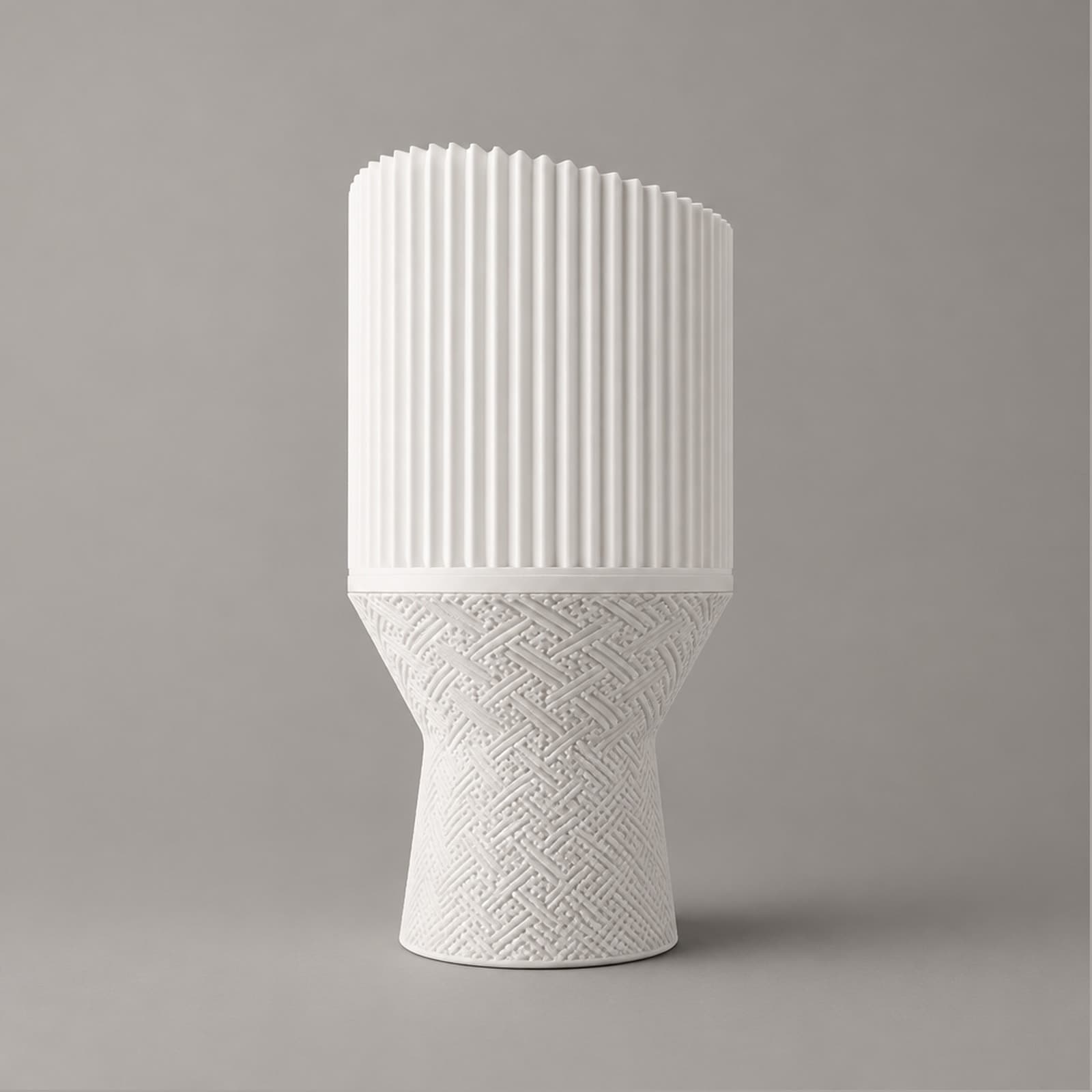 Canna – USB-Tischlampe mit senkrecht geripptem Schirm und strukturiertem Sockel aus dem 3D-Druck