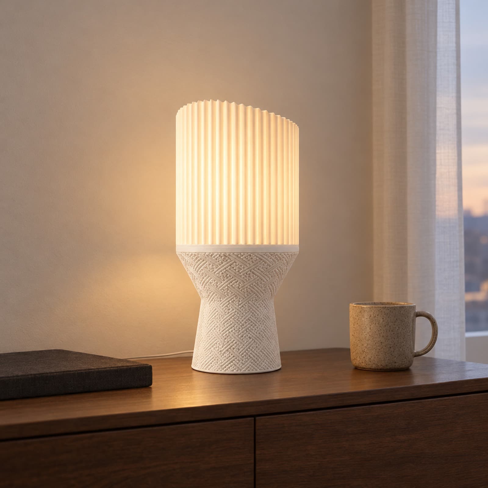 Canna – USB-Tischlampe mit senkrecht geripptem Schirm und strukturiertem Sockel aus dem 3D-Druck 2