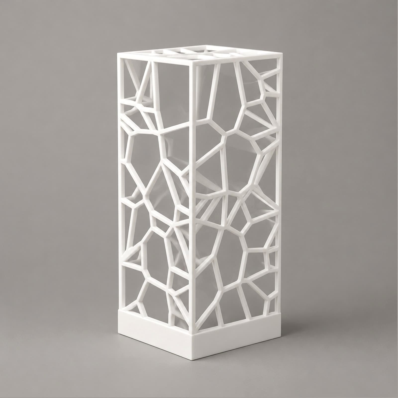 Mosaico – USB-Tischlampe mit Voronoi-Gitter und durchbrochenen Wänden aus dem 3D-Druck