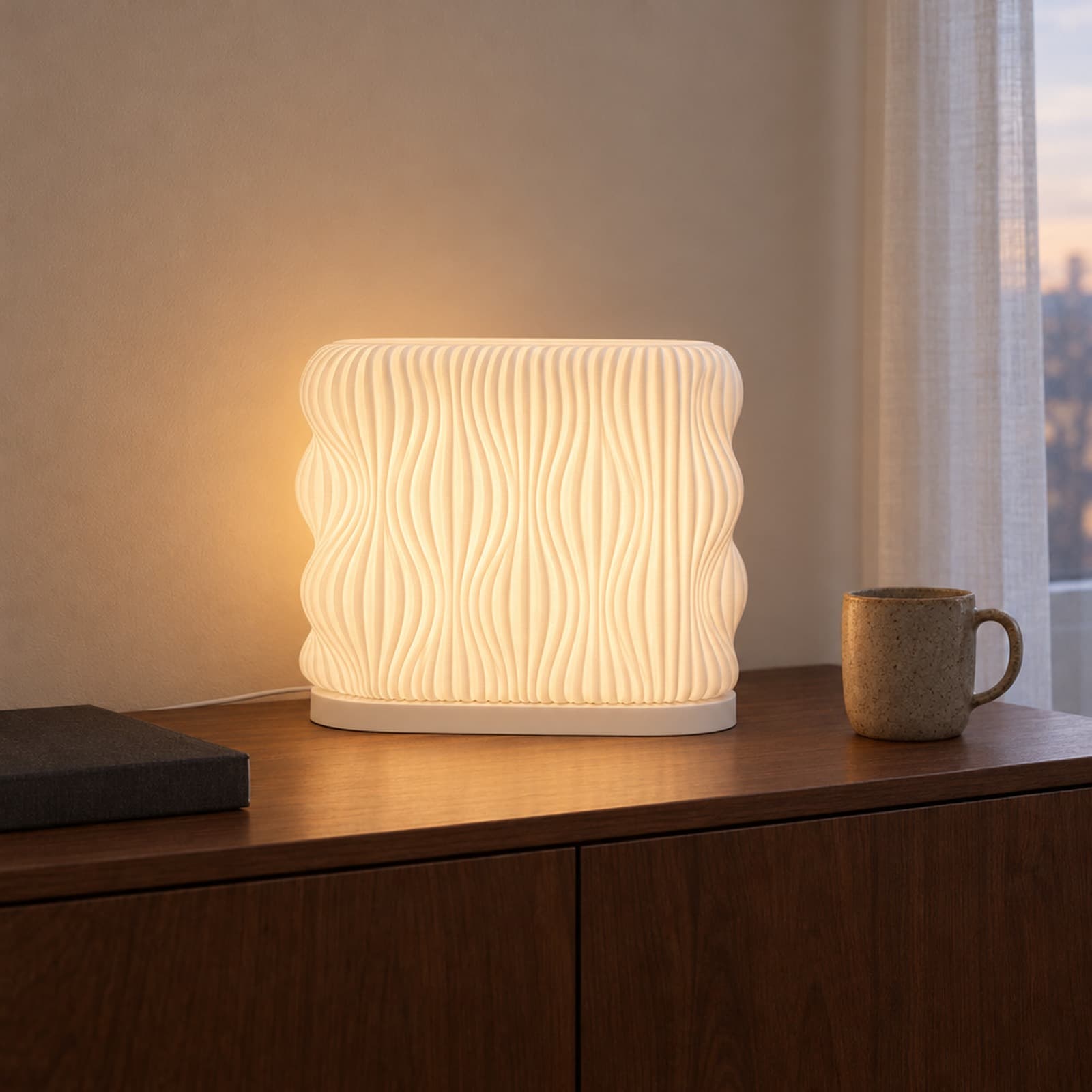 Riva – breite USB-Tischlampe mit Wellenrippen auf ovaler Sockelplatte aus dem 3D-Druck 2