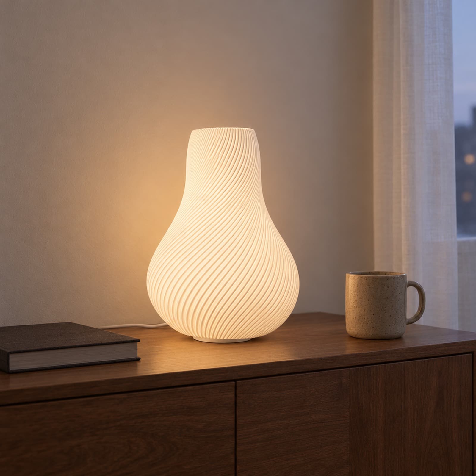 Pera – USB-Tischlampe in Birnenform mit feinen Spiralrillen aus dem 3D-Druck 2