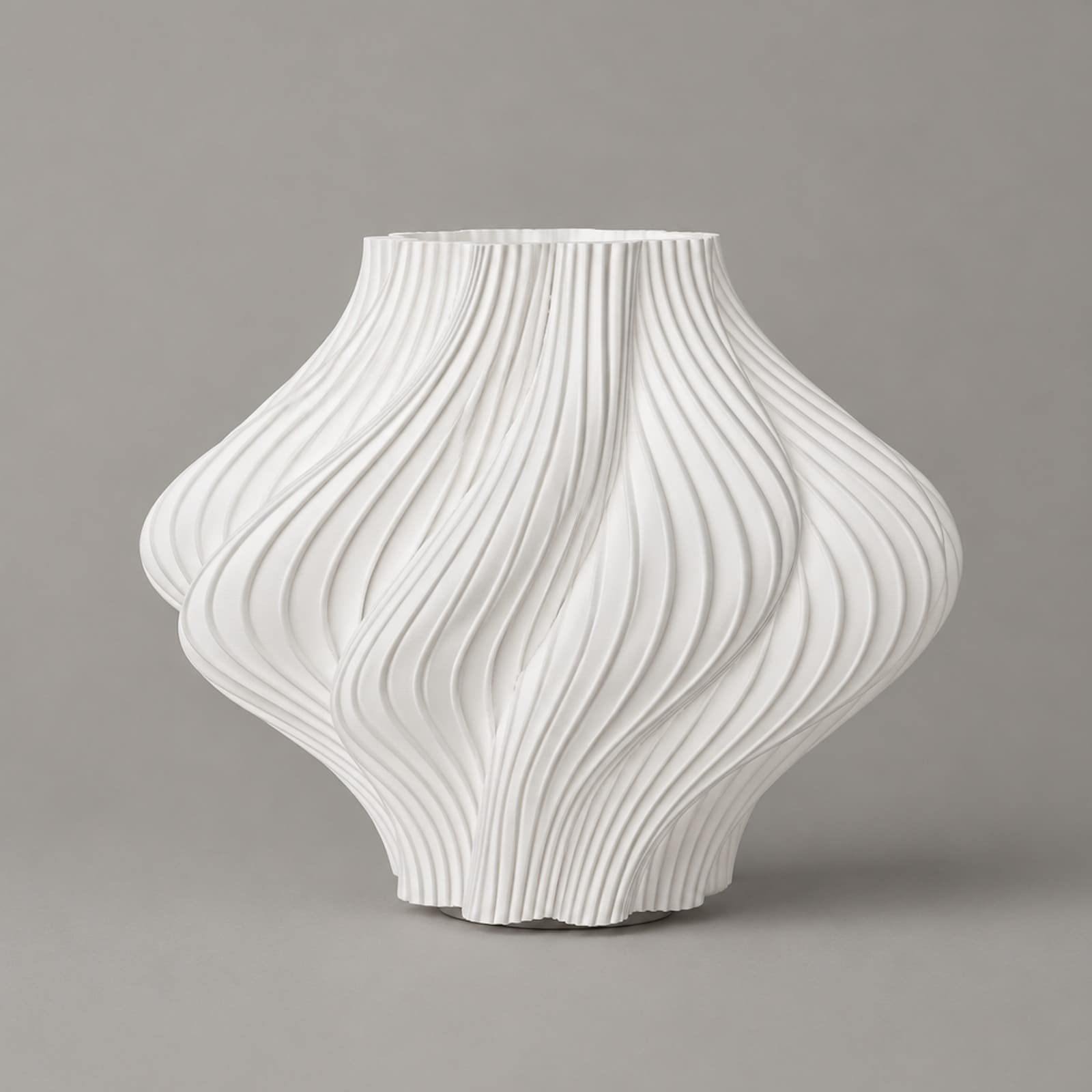 Elica – USB-Tischlampe mit Spiralwellen und gebauchtem Korpus aus dem 3D-Druck