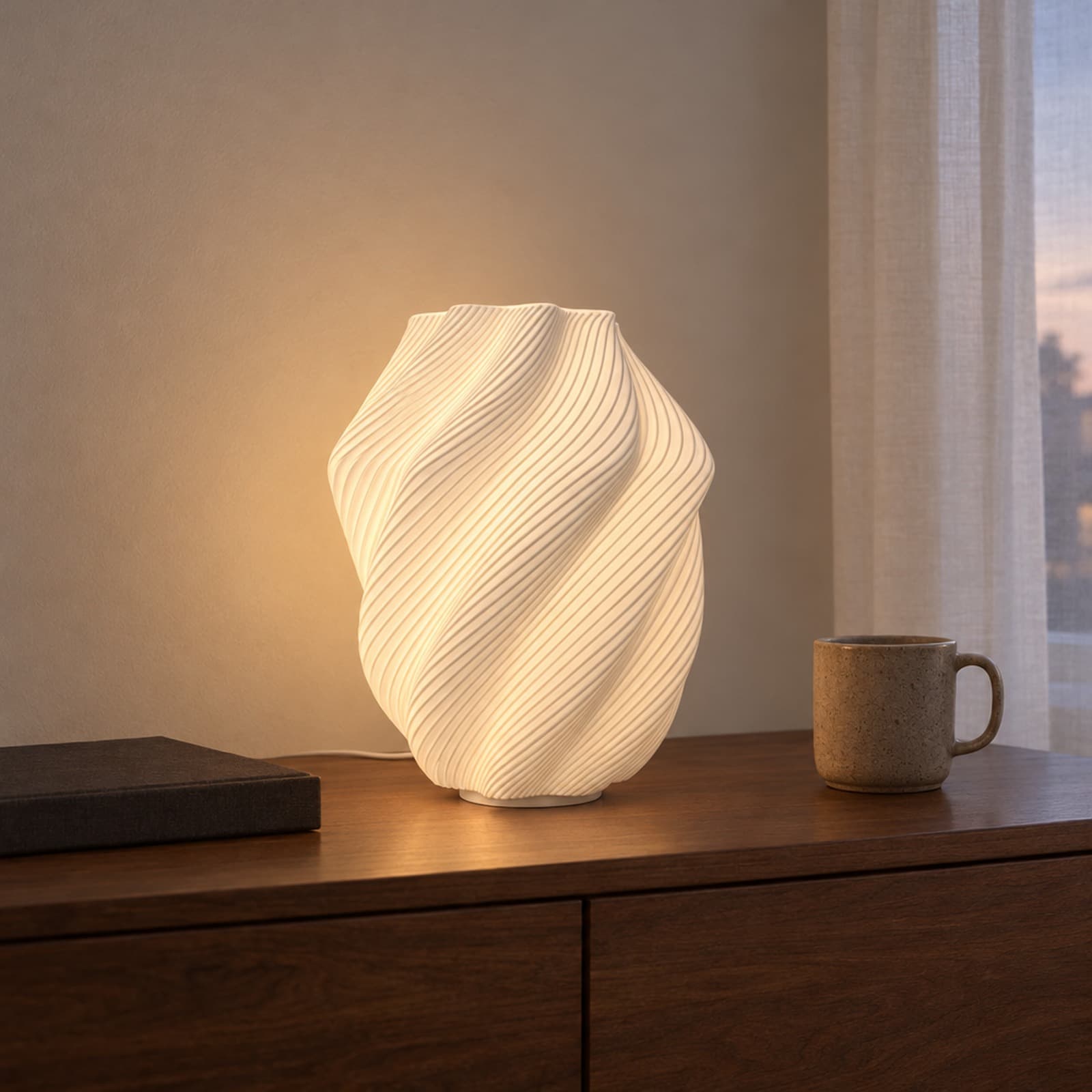 Bocciolo – USB-Tischlampe mit verdrehtem Korpus und Spiralrippen aus dem 3D-Druck 2