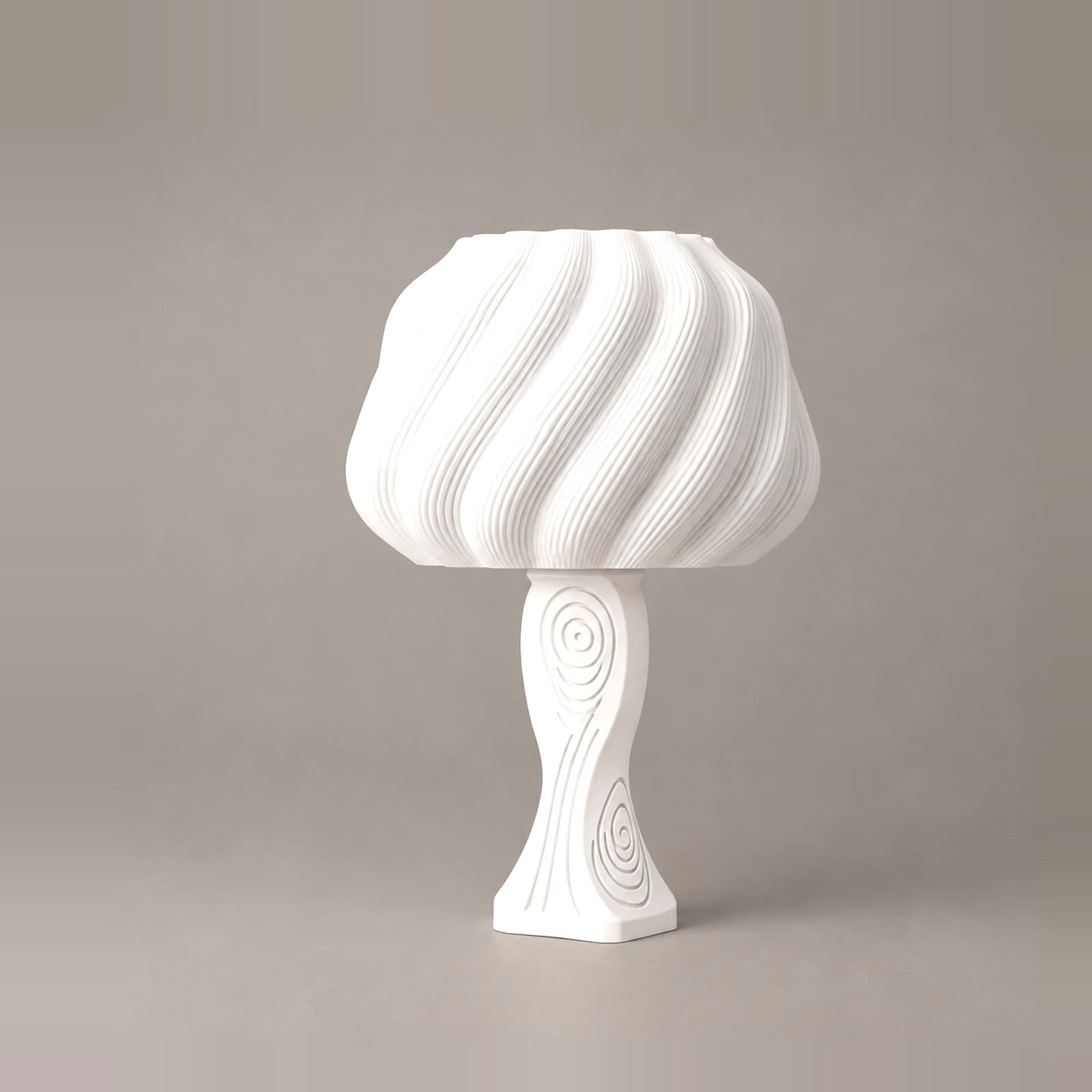 Cupola – USB-Tischlampe mit Kuppelschirm auf Fuß mit Ringrelief aus dem 3D-Druck