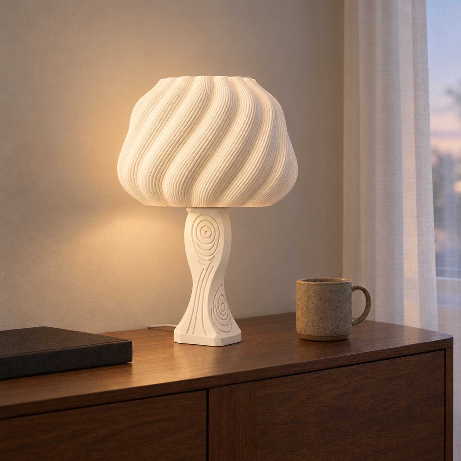 Cupola – USB-Tischlampe mit Kuppelschirm auf Fuß mit Ringrelief aus dem 3D-Druck 2