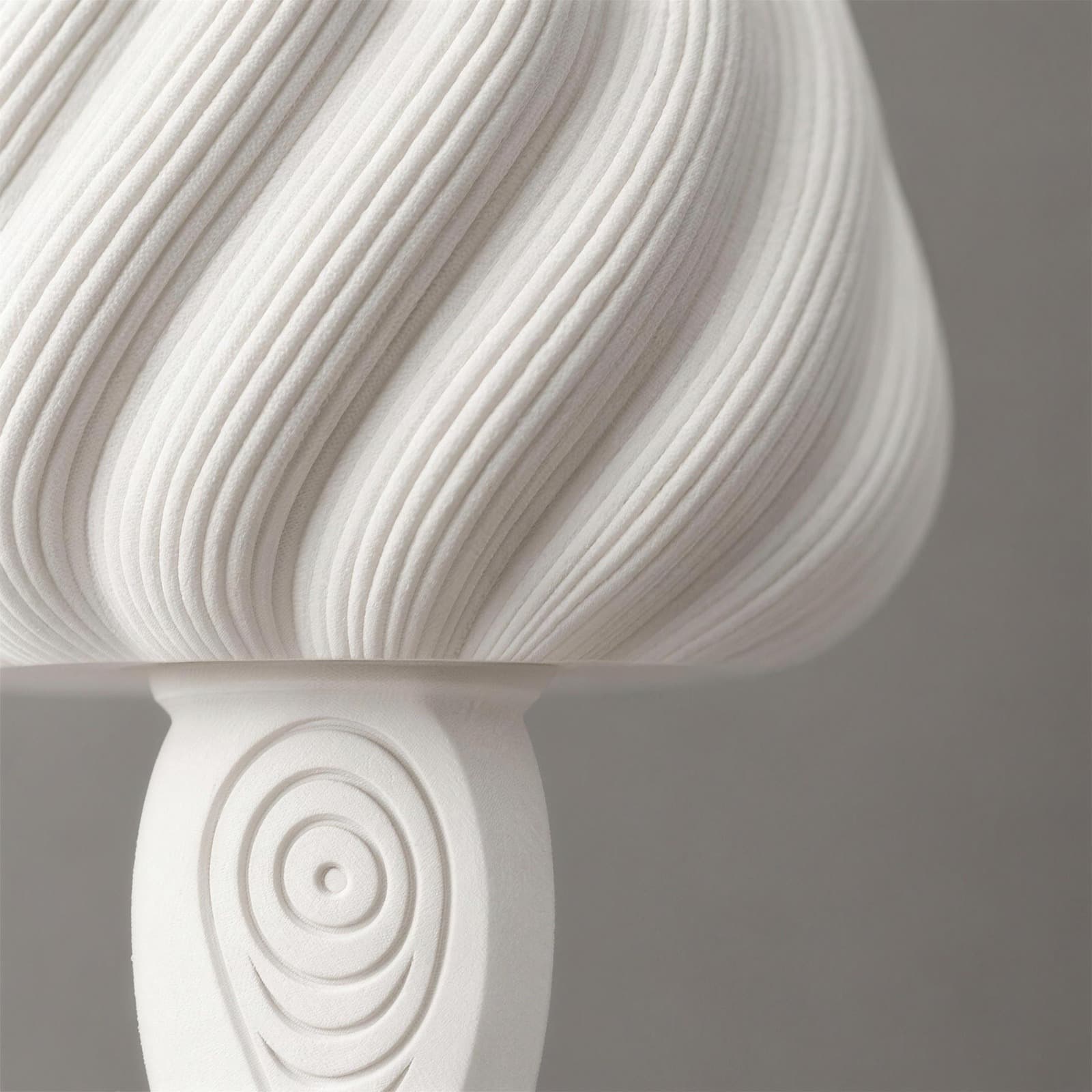 Cupola – USB-Tischlampe mit Kuppelschirm auf Fuß mit Ringrelief aus dem 3D-Druck 3