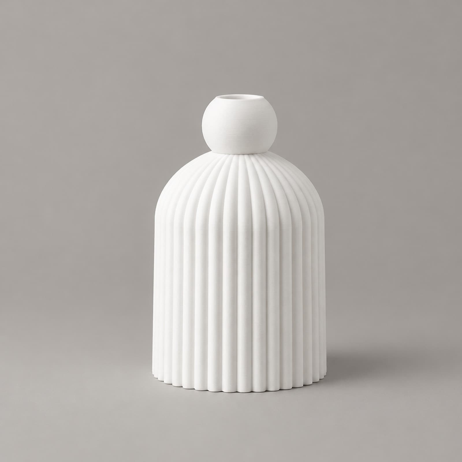 Colletto – kleine Vase mit Kugelhals und senkrechten Rippen aus dem 3D-Druck