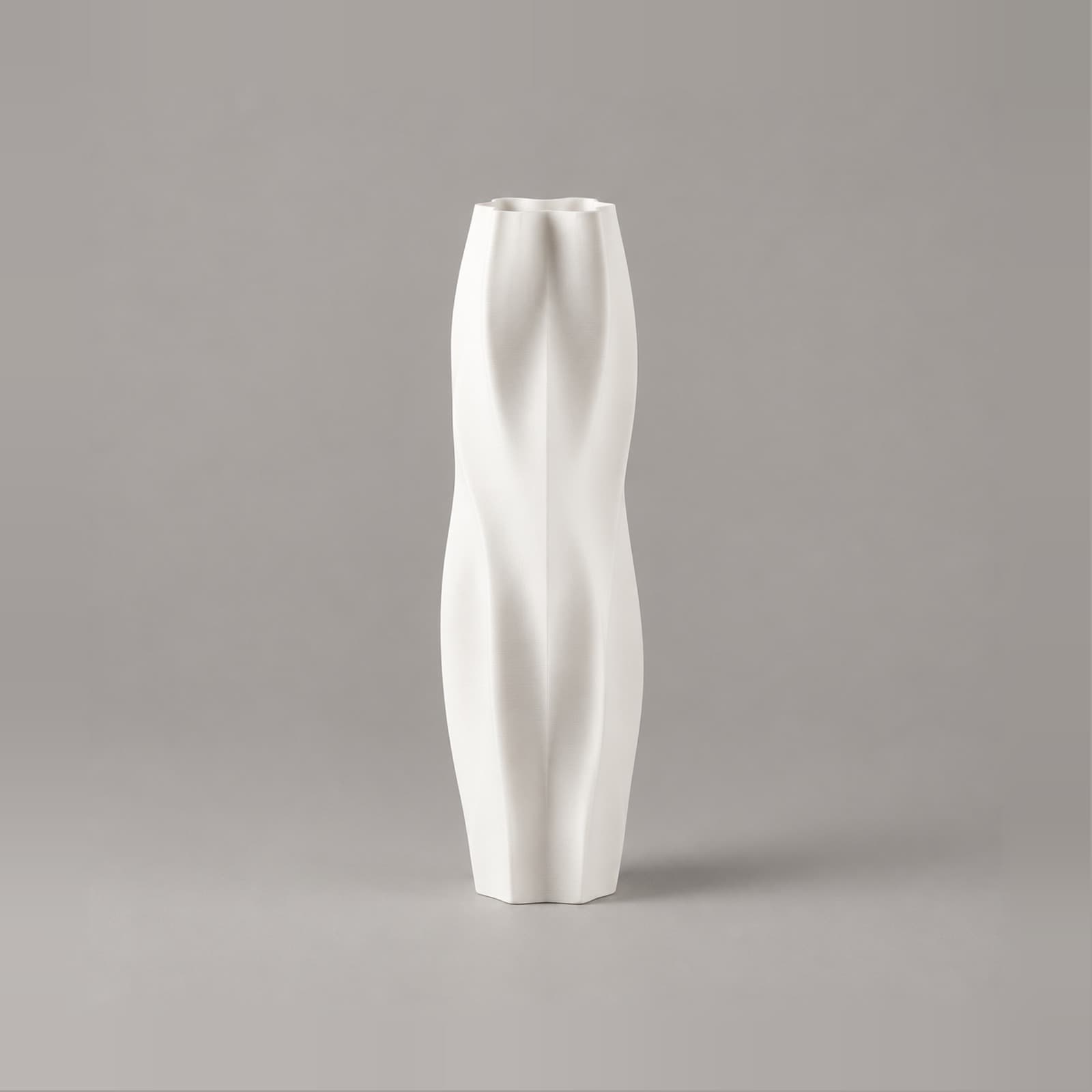 Slancio – schlanke Vase mit gedrehten Flächen und geschwungener Öffnung aus dem 3D-Druck