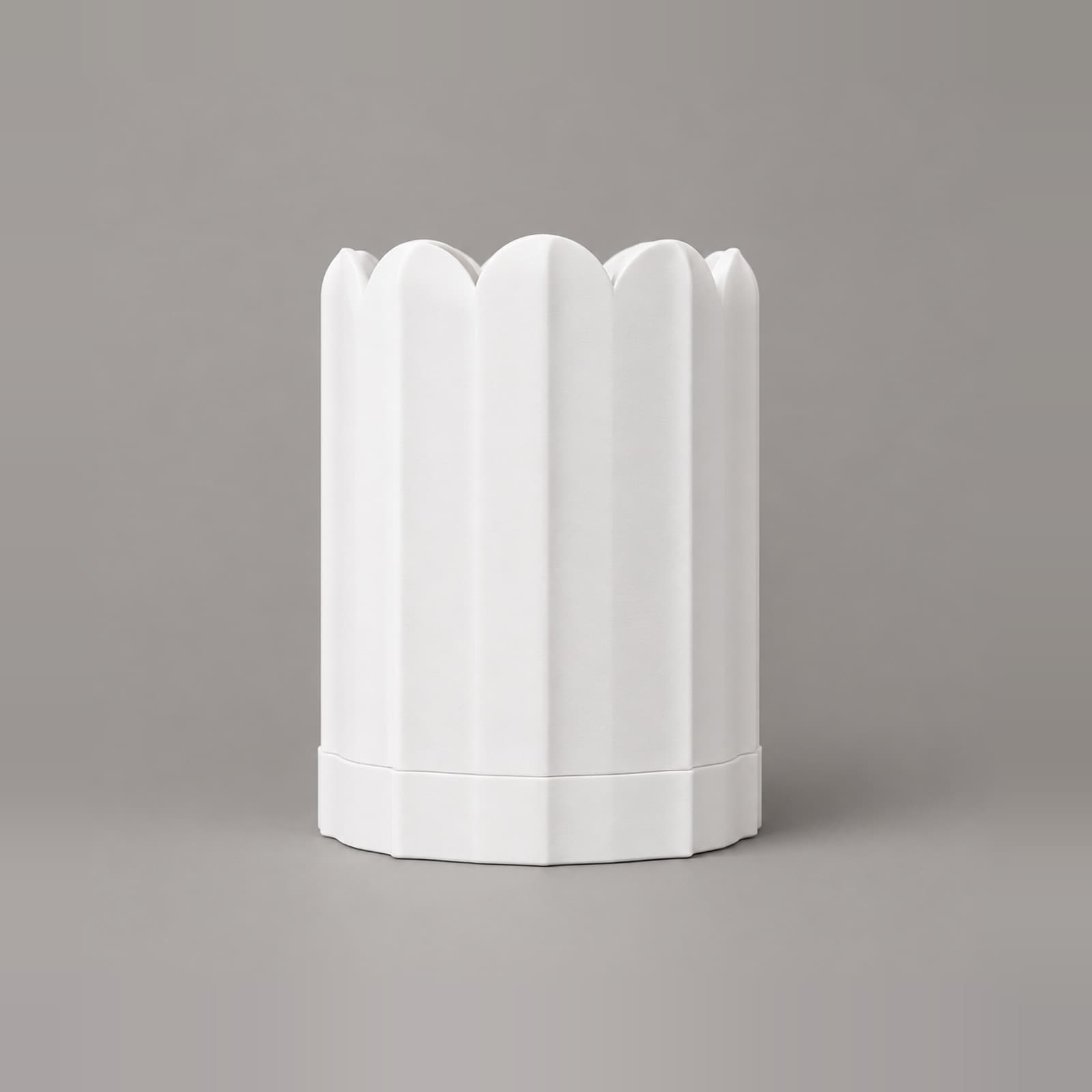 Dorica – Zweiteiliger Übertopf mit Kannelur, Wellenrand und Untersetzer aus dem 3D-Druck