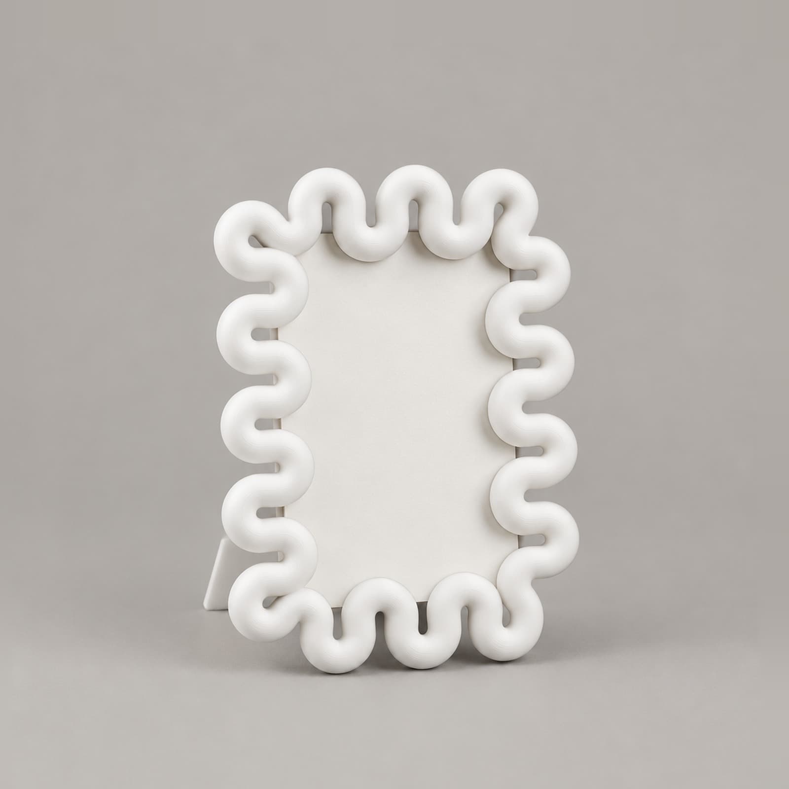 Cornice – Bilderrahmen mit Wellenrand aus Rundrohr aus dem 3D-Druck