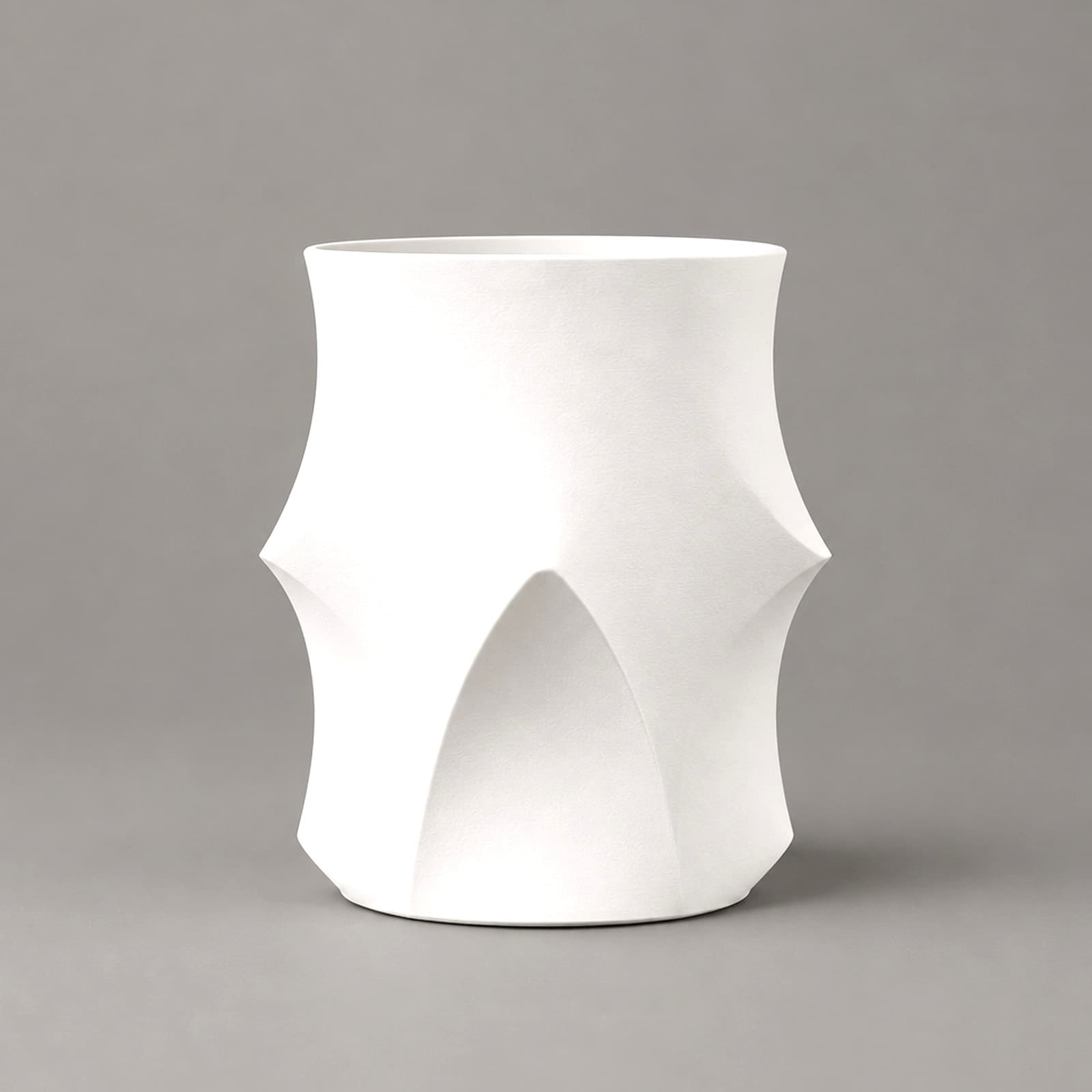 Spigolo – Übertopf mit Spitzbogen-Aussparungen und kantigen Übergängen aus dem 3D-Druck