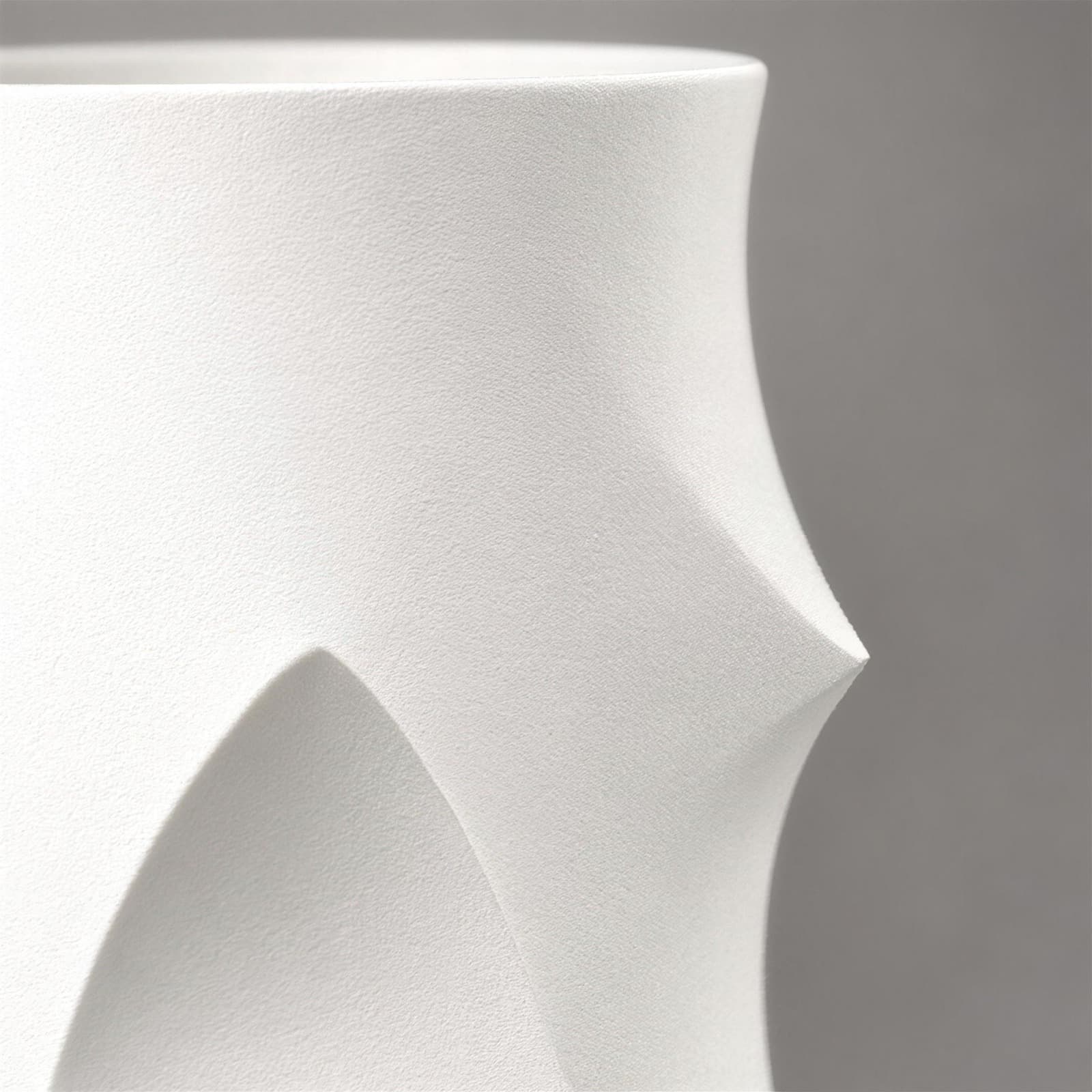 Spigolo – Übertopf mit Spitzbogen-Aussparungen und kantigen Übergängen aus dem 3D-Druck 3