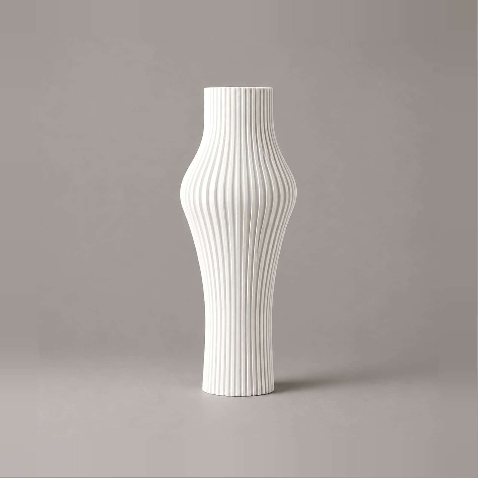 Cintura – hohe Vase mit feinen senkrechten Rippen und tailliertem Körper aus dem 3D-Druck