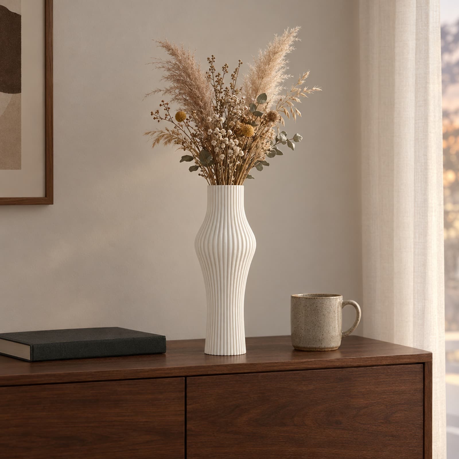 Cintura – hohe Vase mit feinen senkrechten Rippen und tailliertem Körper aus dem 3D-Druck 2